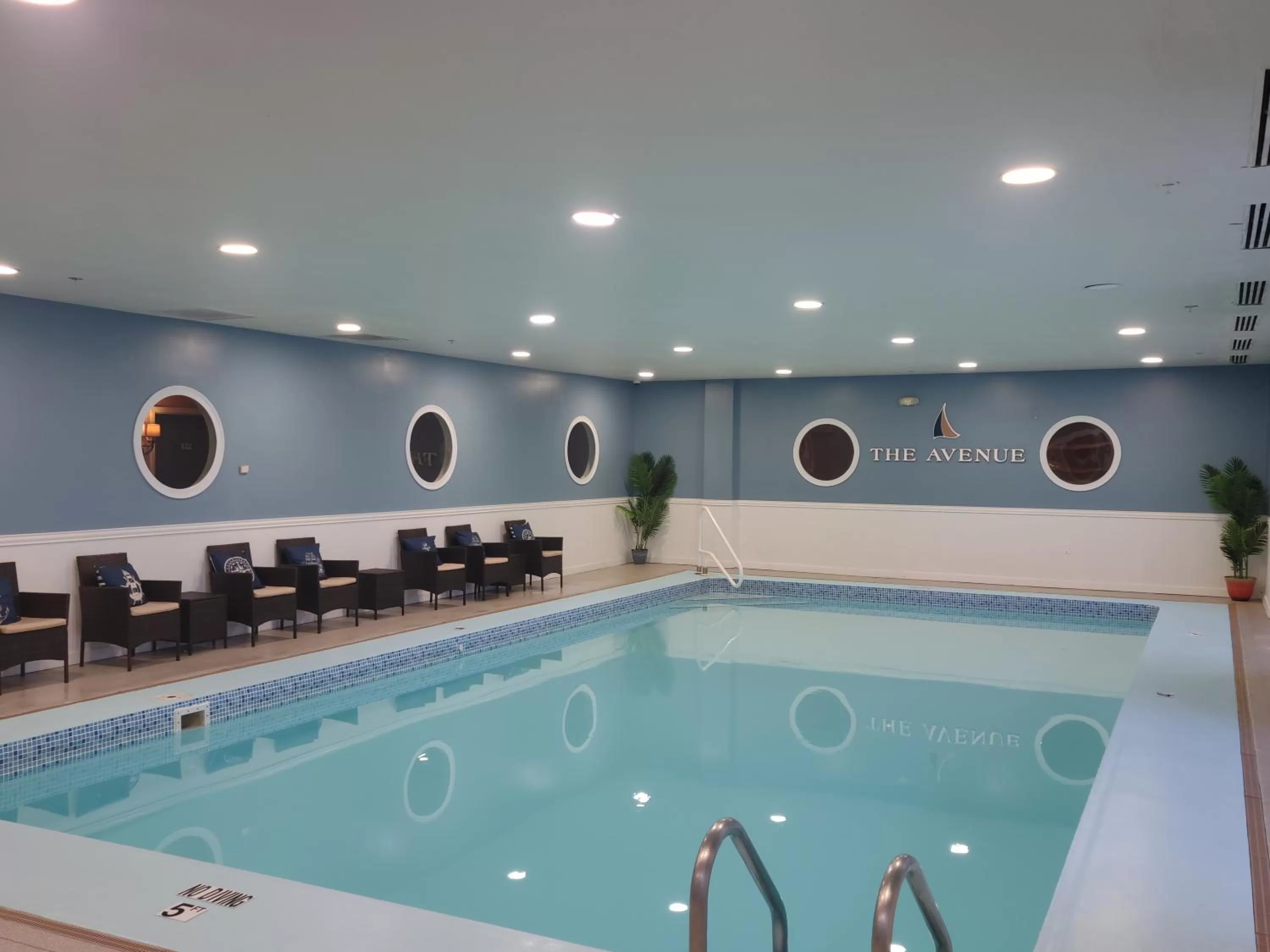Swimming pool in Avenue Inn & Spa