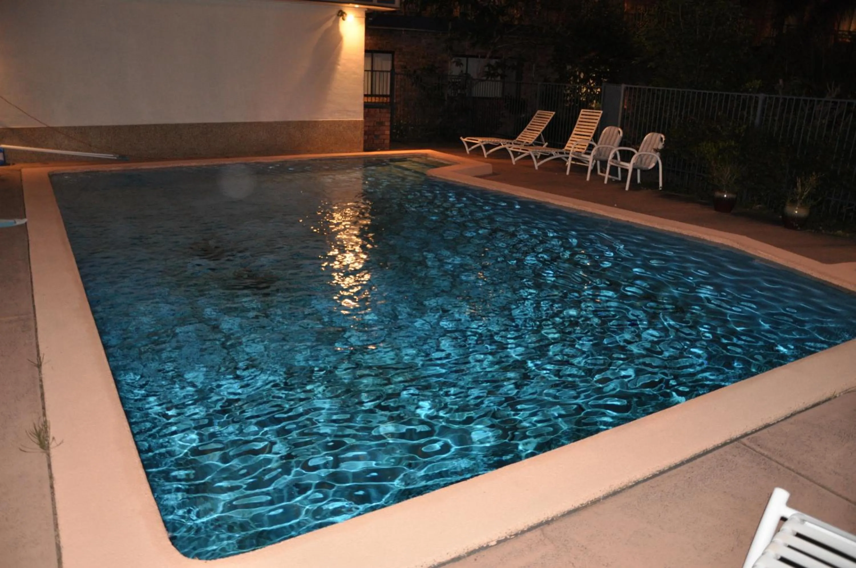 Swimming pool in Bridge View Motel