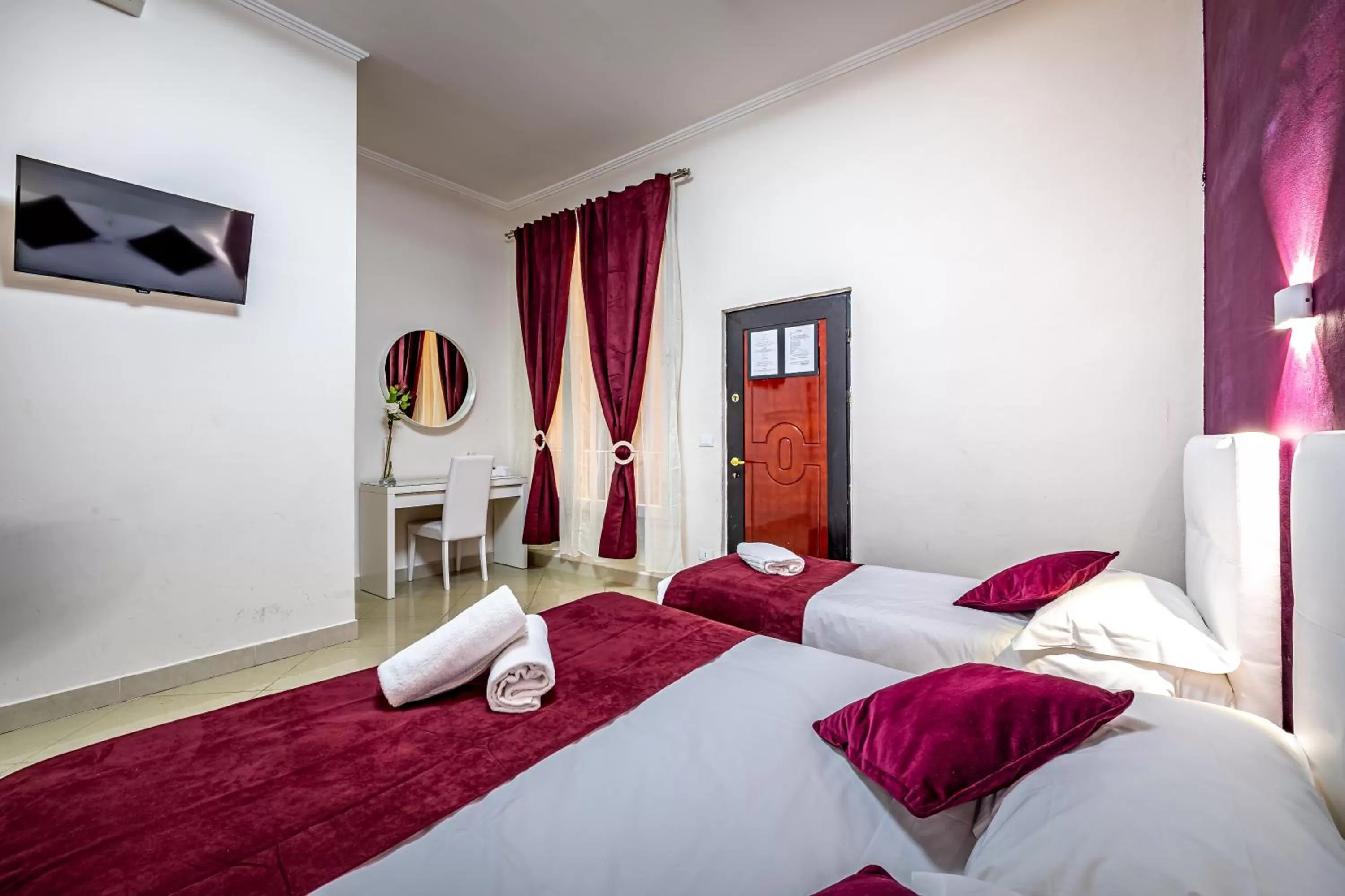 TV and multimedia, Bed in HOTEL VENETO con accesso ZTL