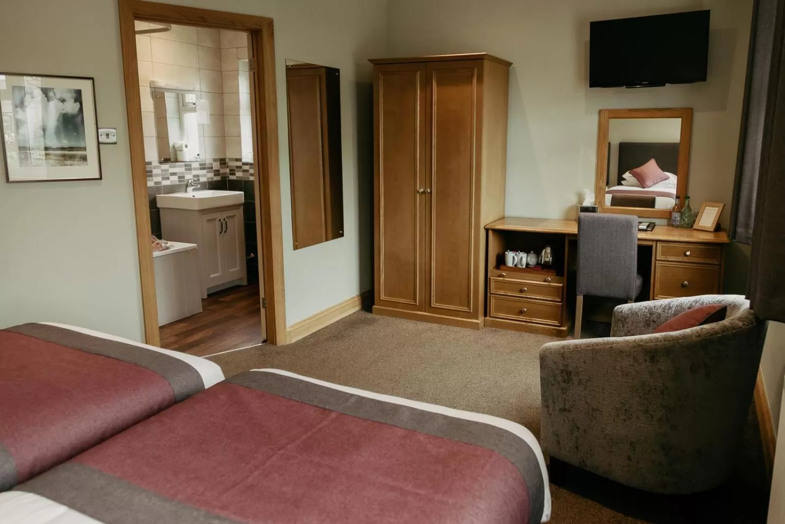 TV and multimedia, Bed in St. Davids Cross Hotel