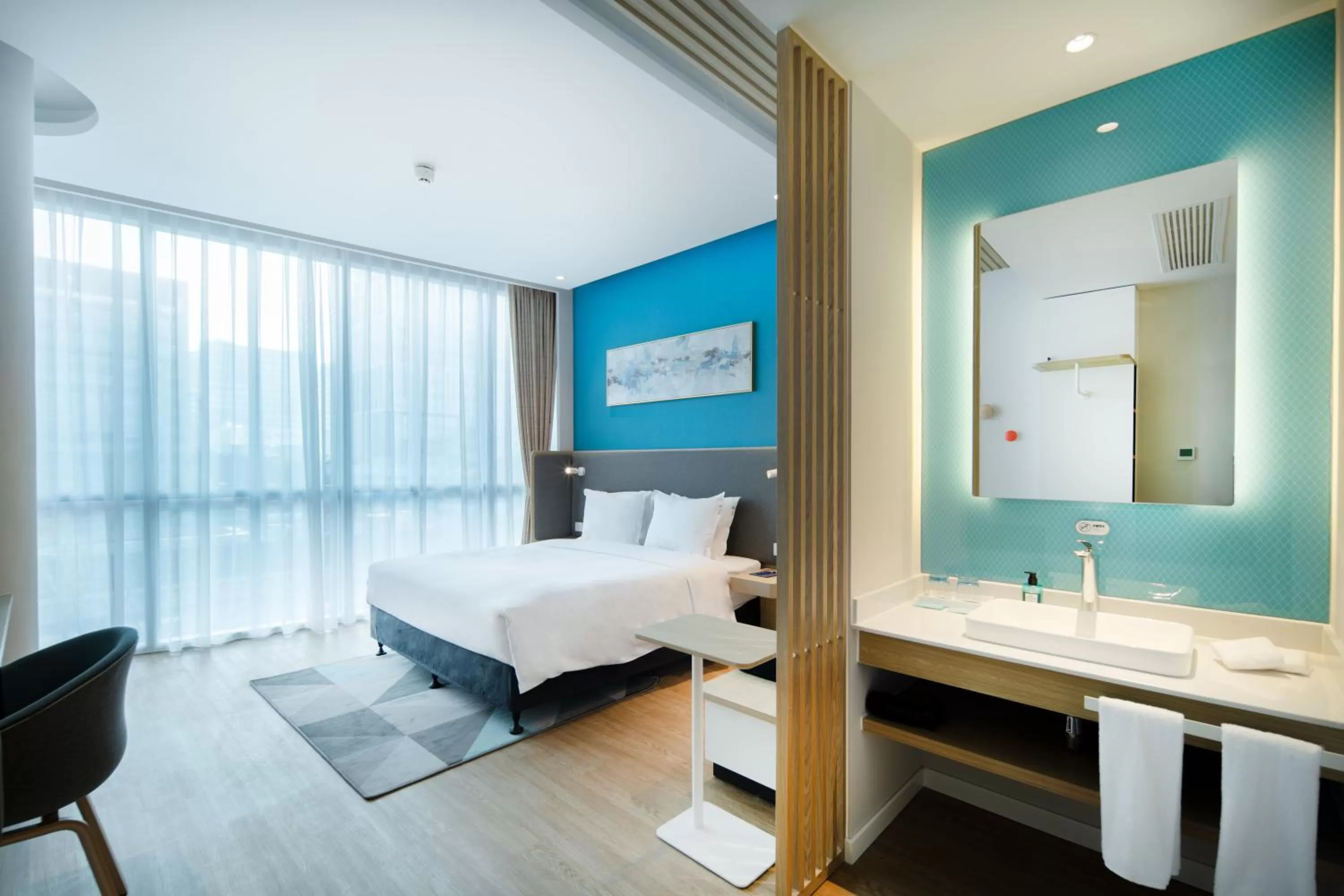 Photo of the whole room, Bed in Holiday Inn Express Shanghai Pudong Zhangjiang by IHG - 20 minutes to New International Expo Center and Disneyland
