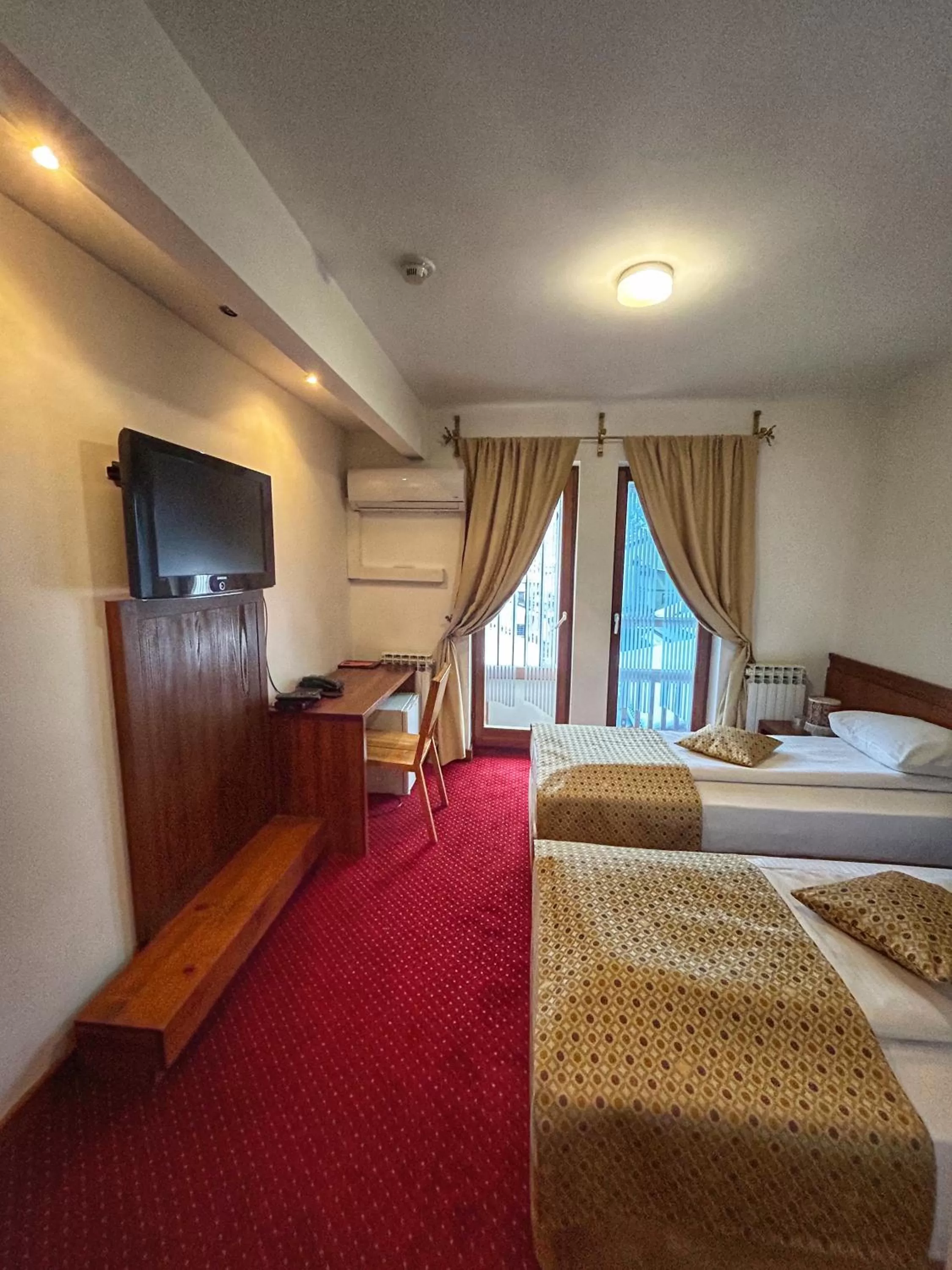 Bedroom, TV/Entertainment Center in Garni Hotel Konak