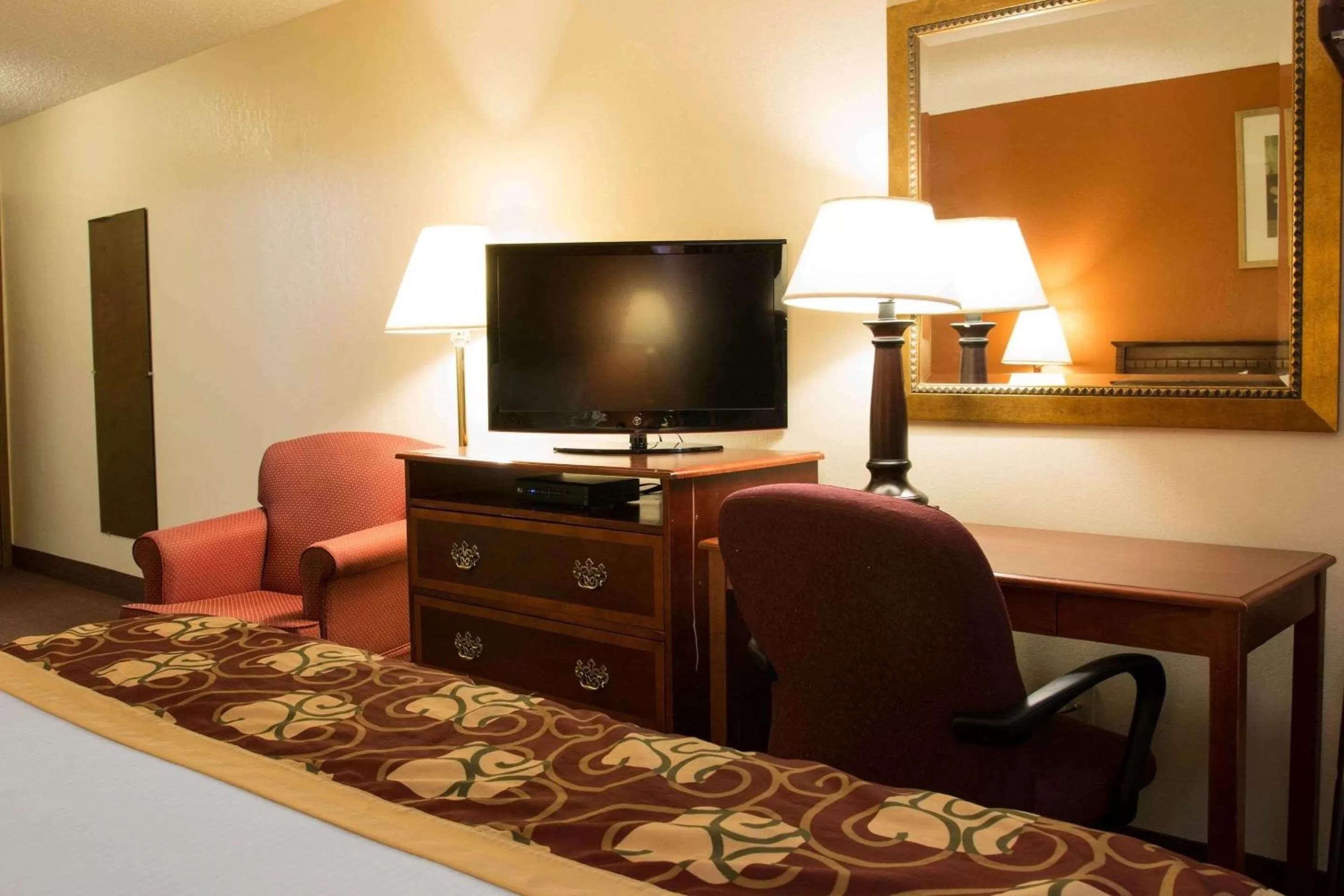 Photo of the whole room in Rodeway Inn Muskegon Airport