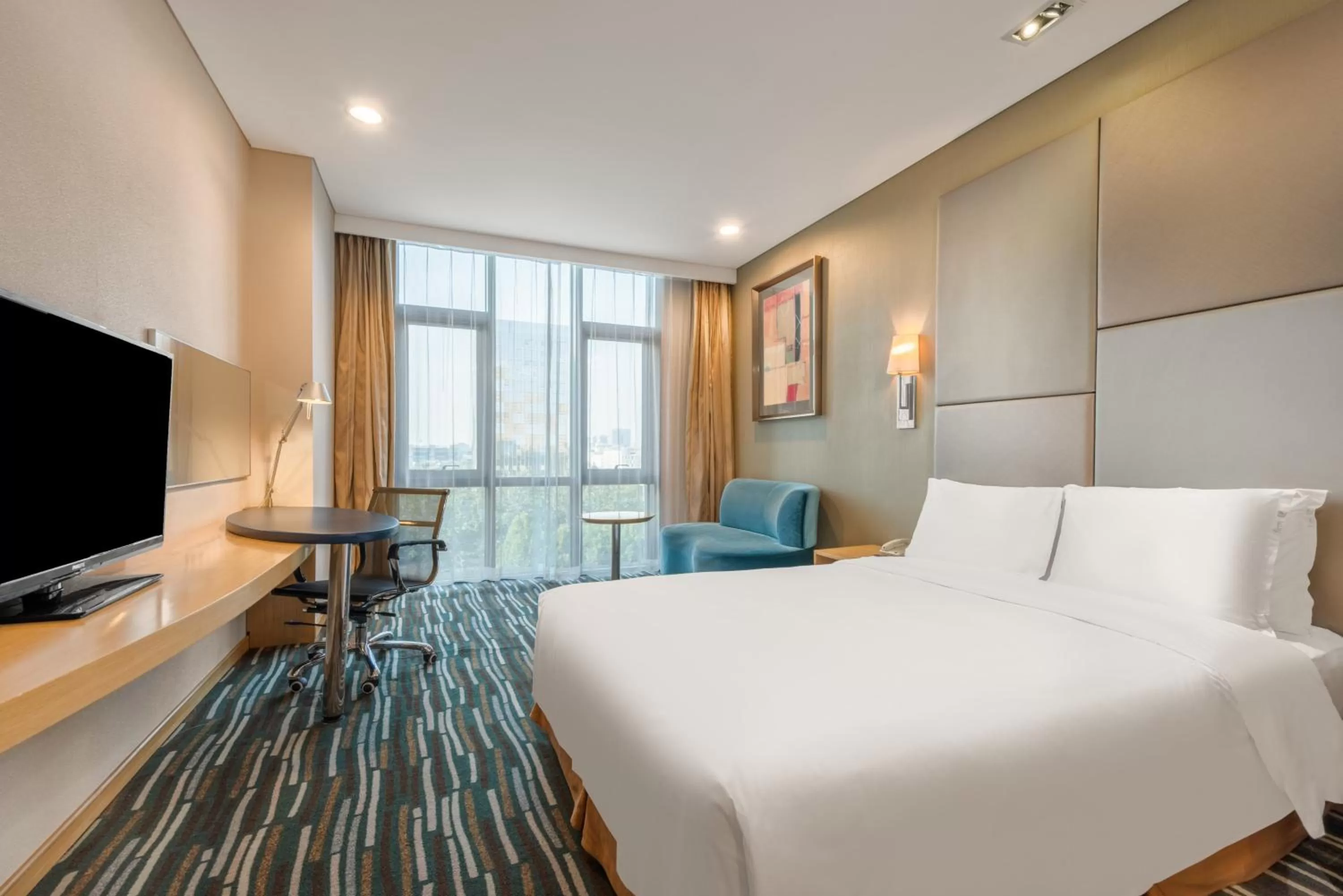 Photo of the whole room, Bed in Holiday Inn Express Beijing Yizhuang by IHG - Taxi 1 Hour to International Airport and 800 Meters to the Nearby Subway