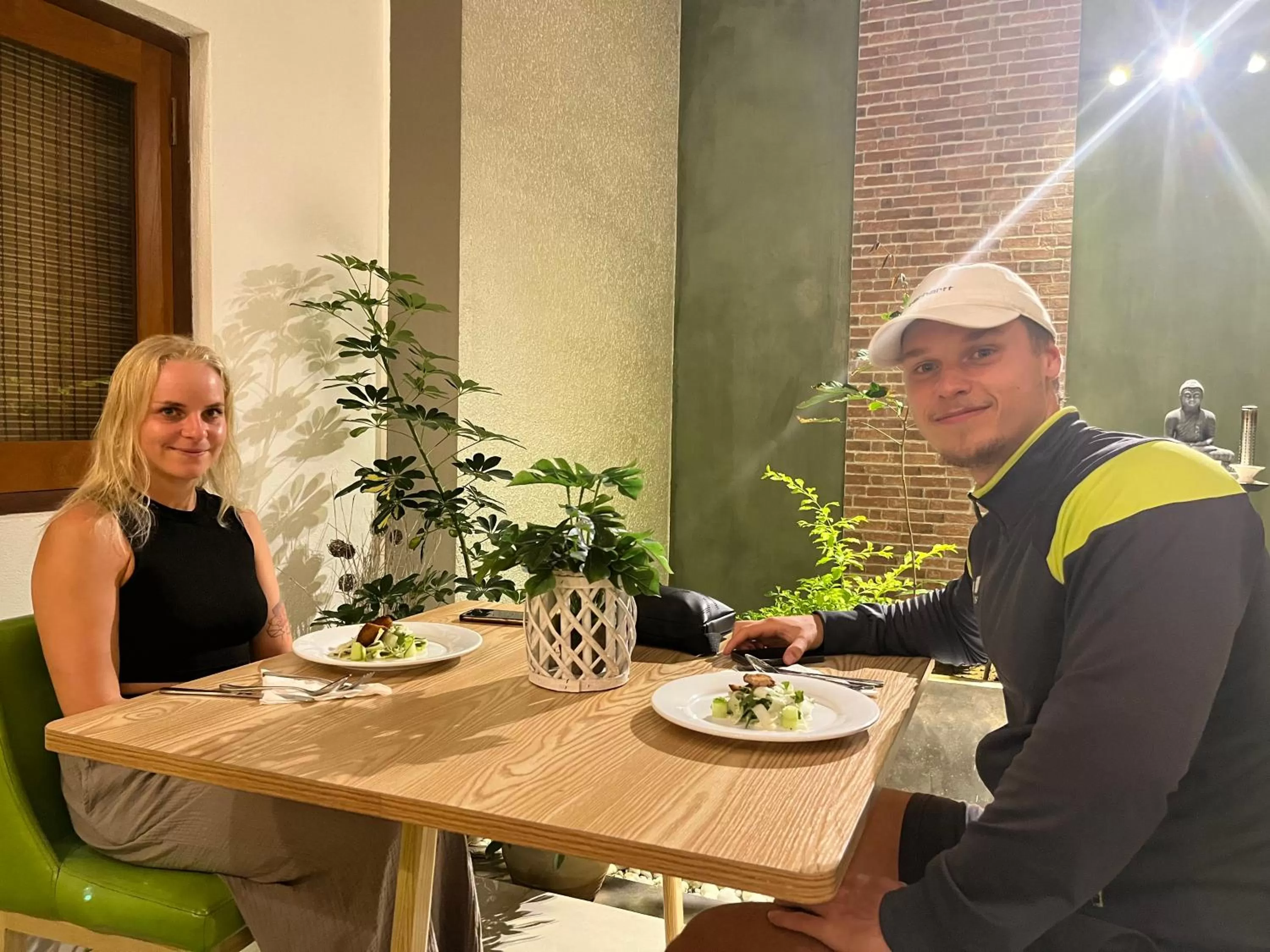 Restaurant/places to eat in J leaf Hotel by Blue Bird