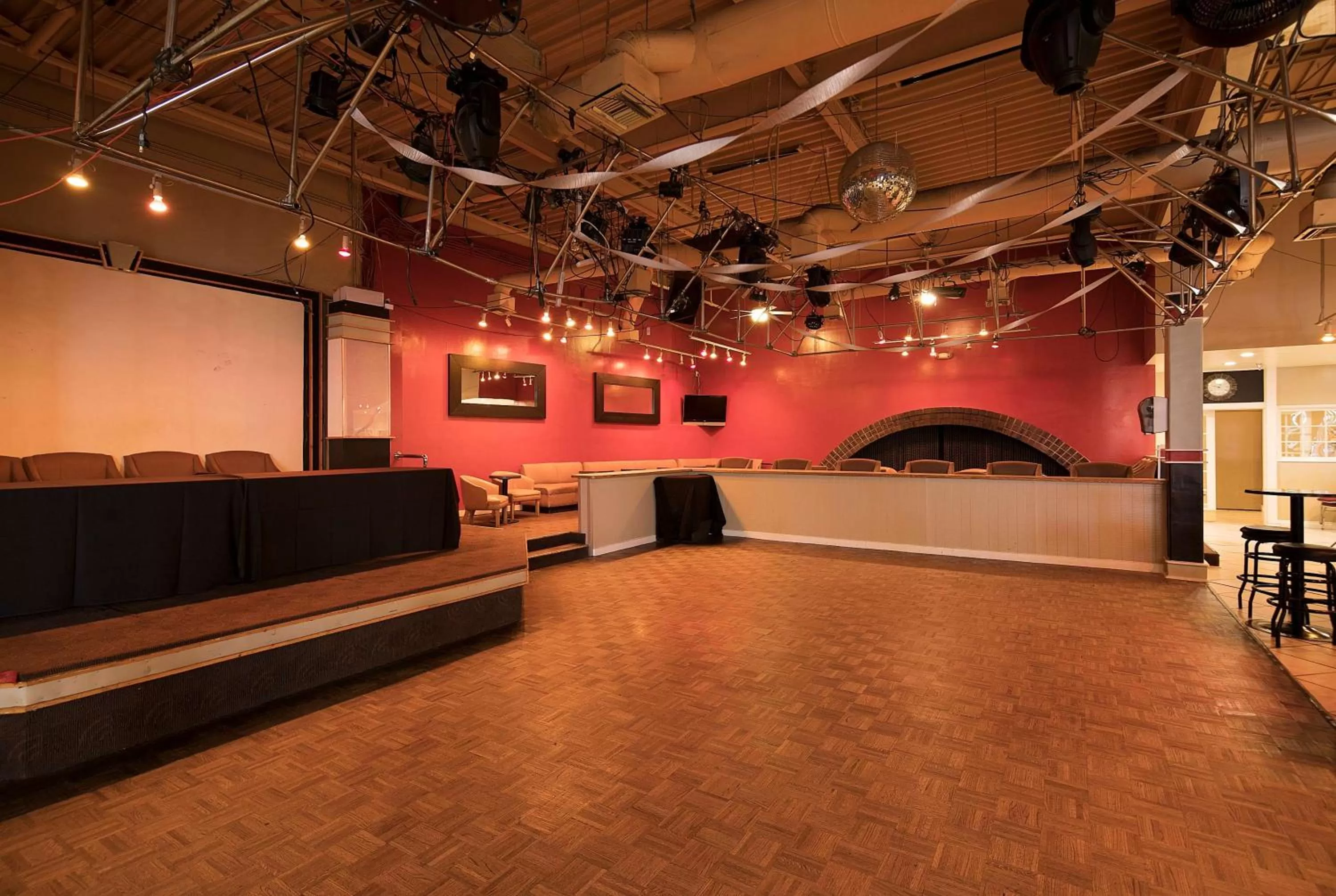 Lounge or bar in Golden Sails Hotel