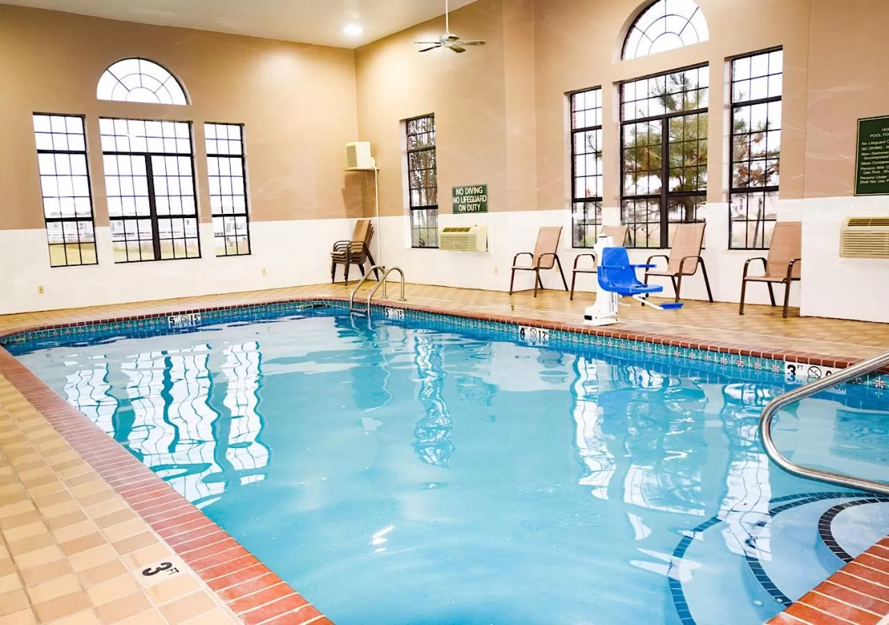 Swimming pool in Super 8 by Wyndham Searcy AR