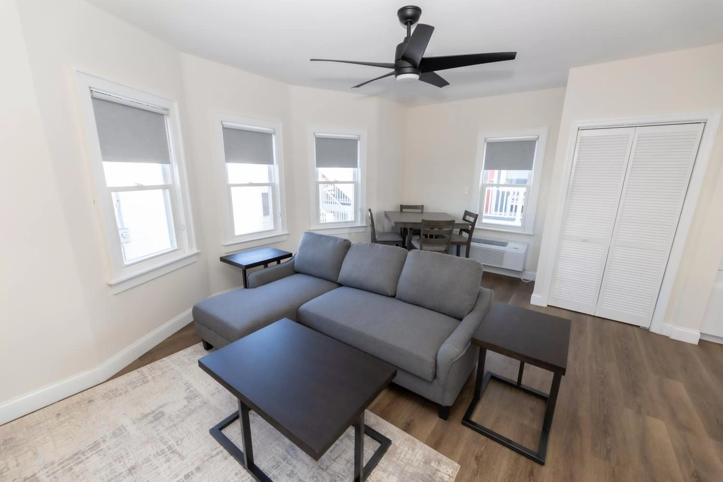 Living room in Seaside Sands Inn