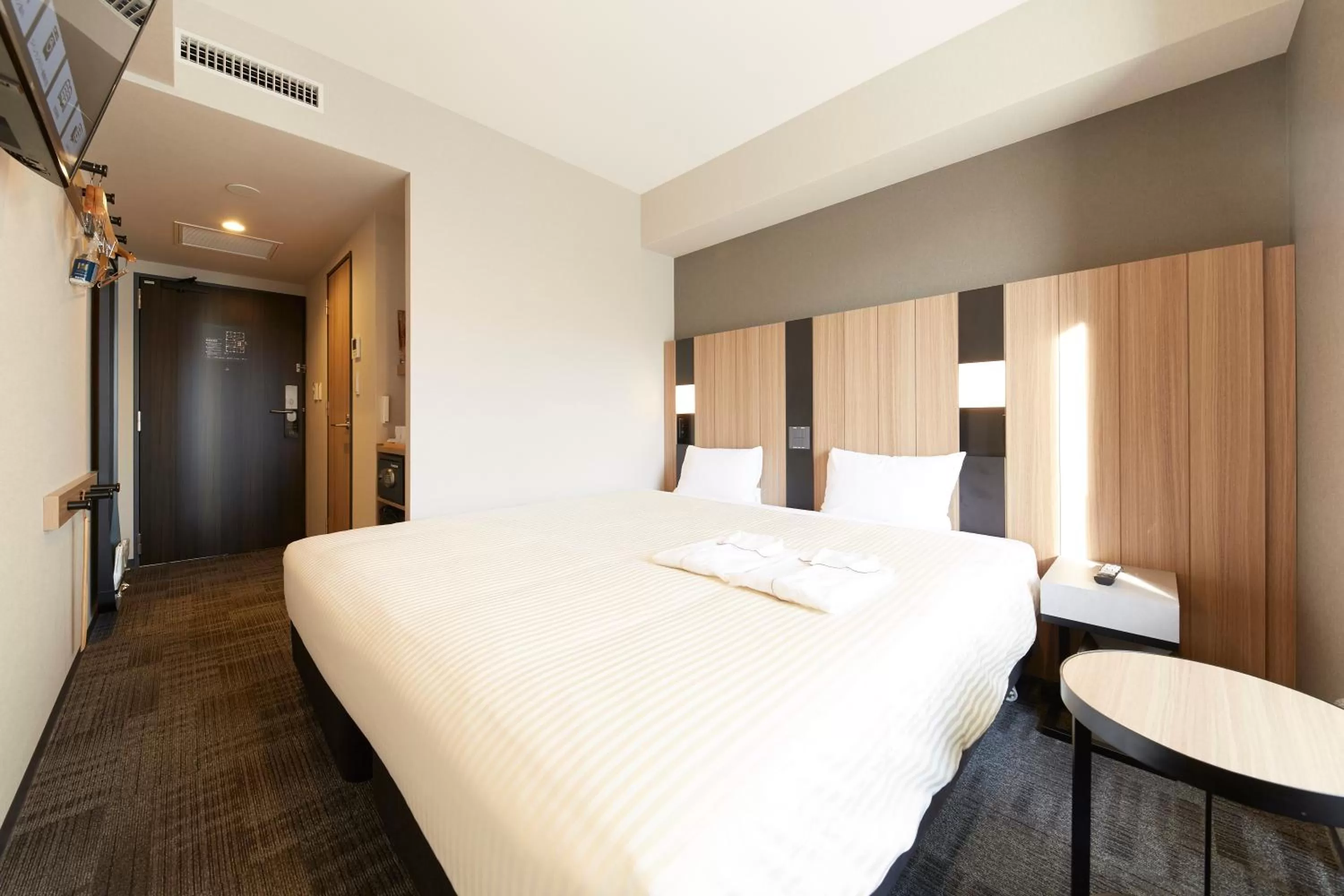 Photo of the whole room, Bed in hotel MONday Kyoto Karasuma Nijo