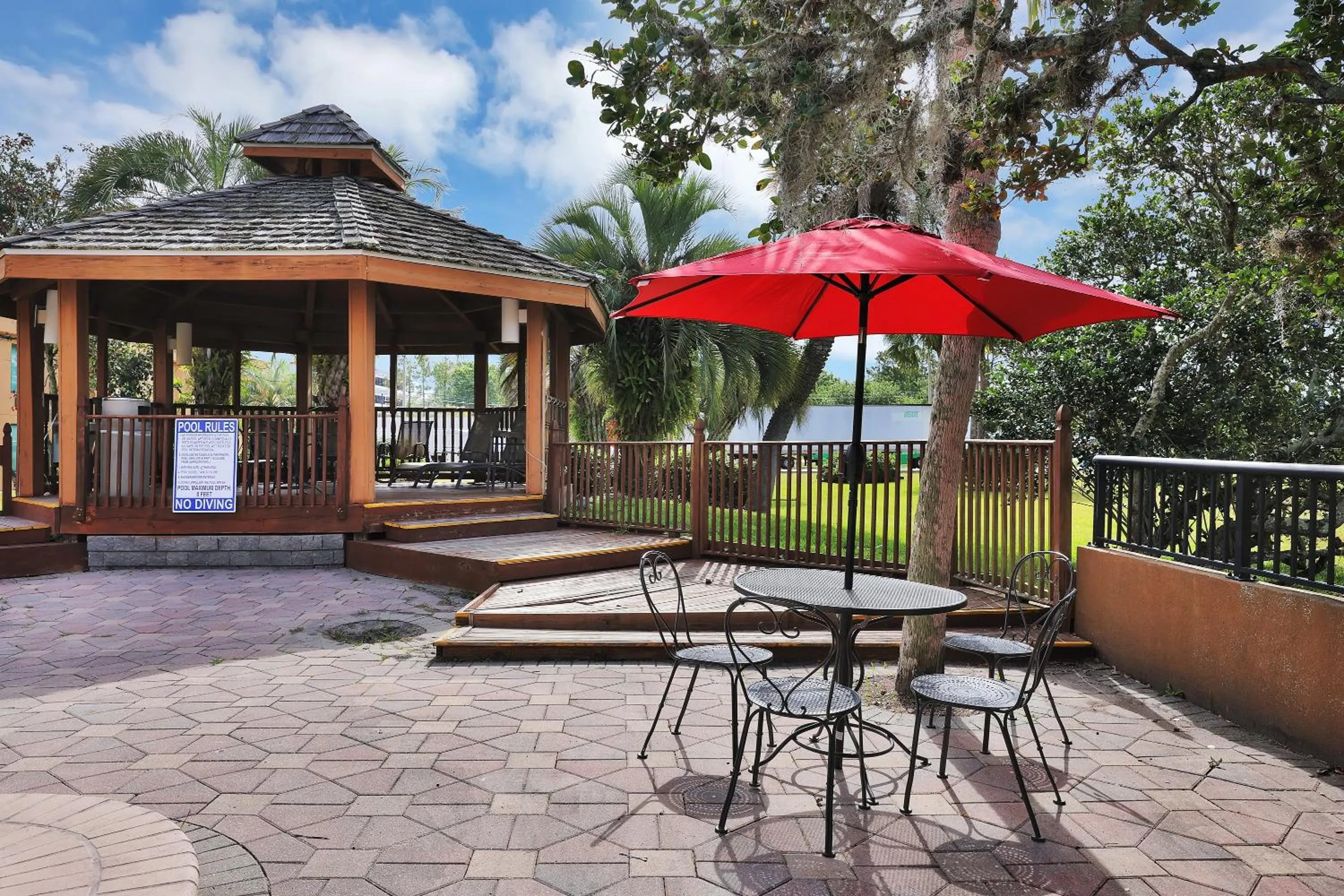 Garden in Ramada by Wyndham Jacksonville I-95 by Butler Blvd