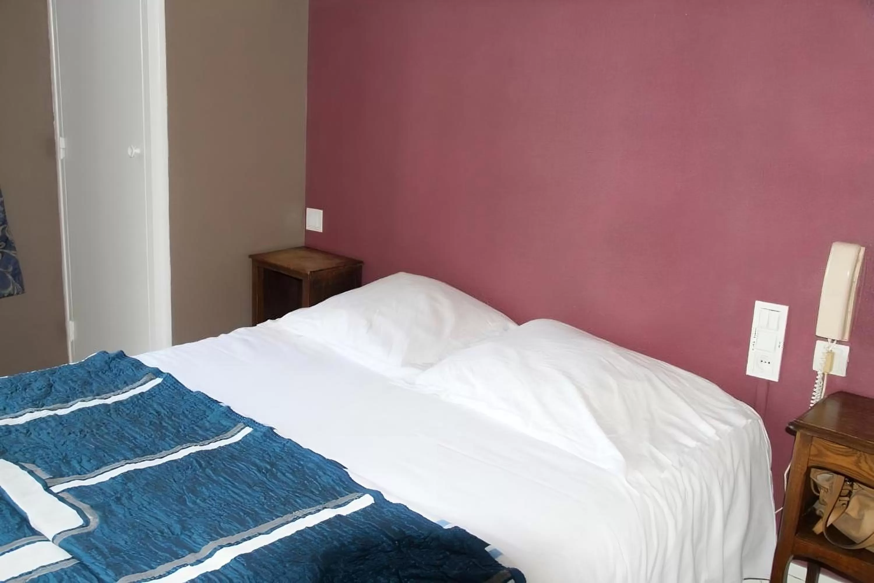 Bedroom, Bed in Hotel De La Poste