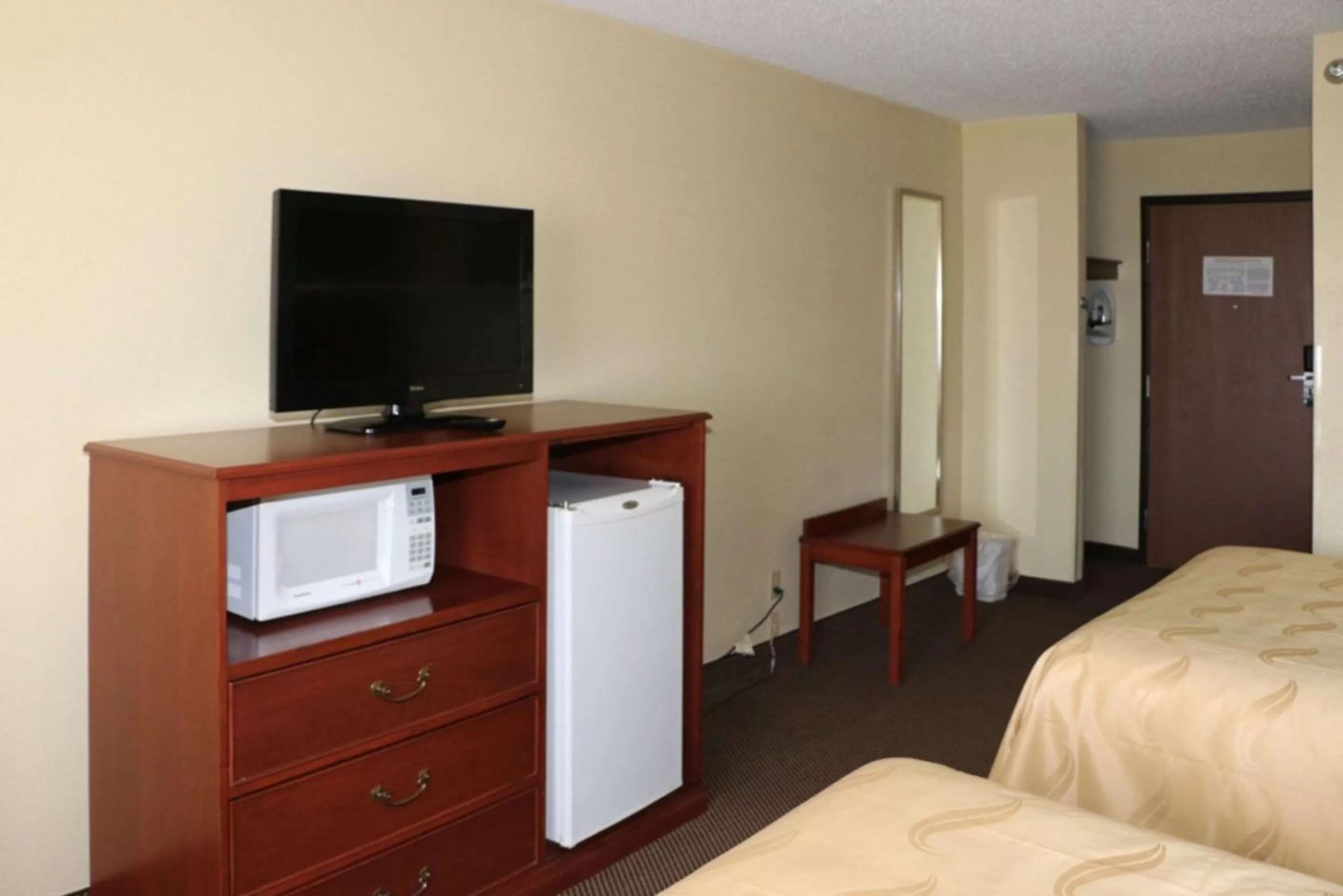 Photo of the whole room, Bed in Quality Inn Evansville Eastland Area