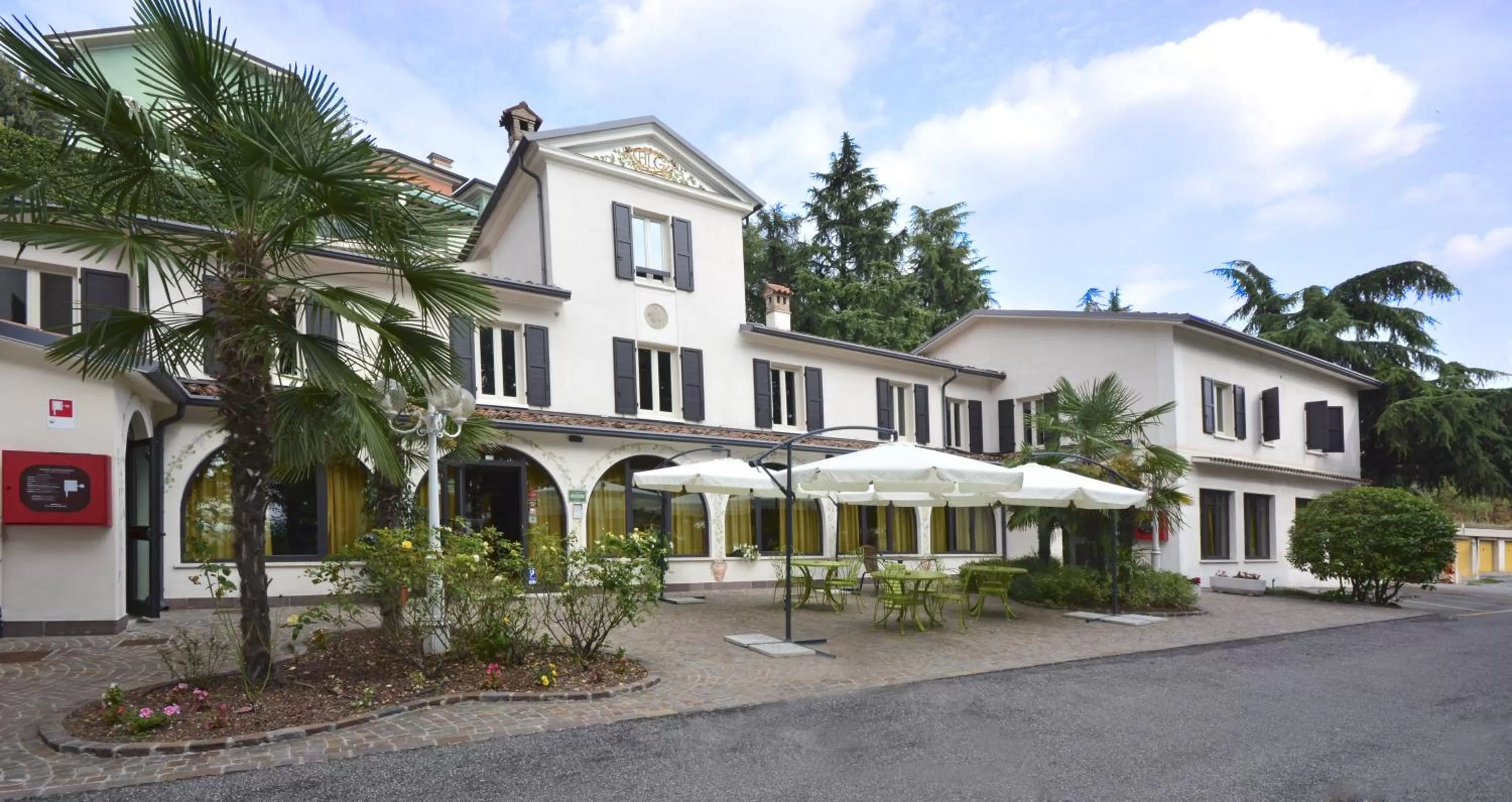 Facade/entrance in Hotel Ristorante La Grotta