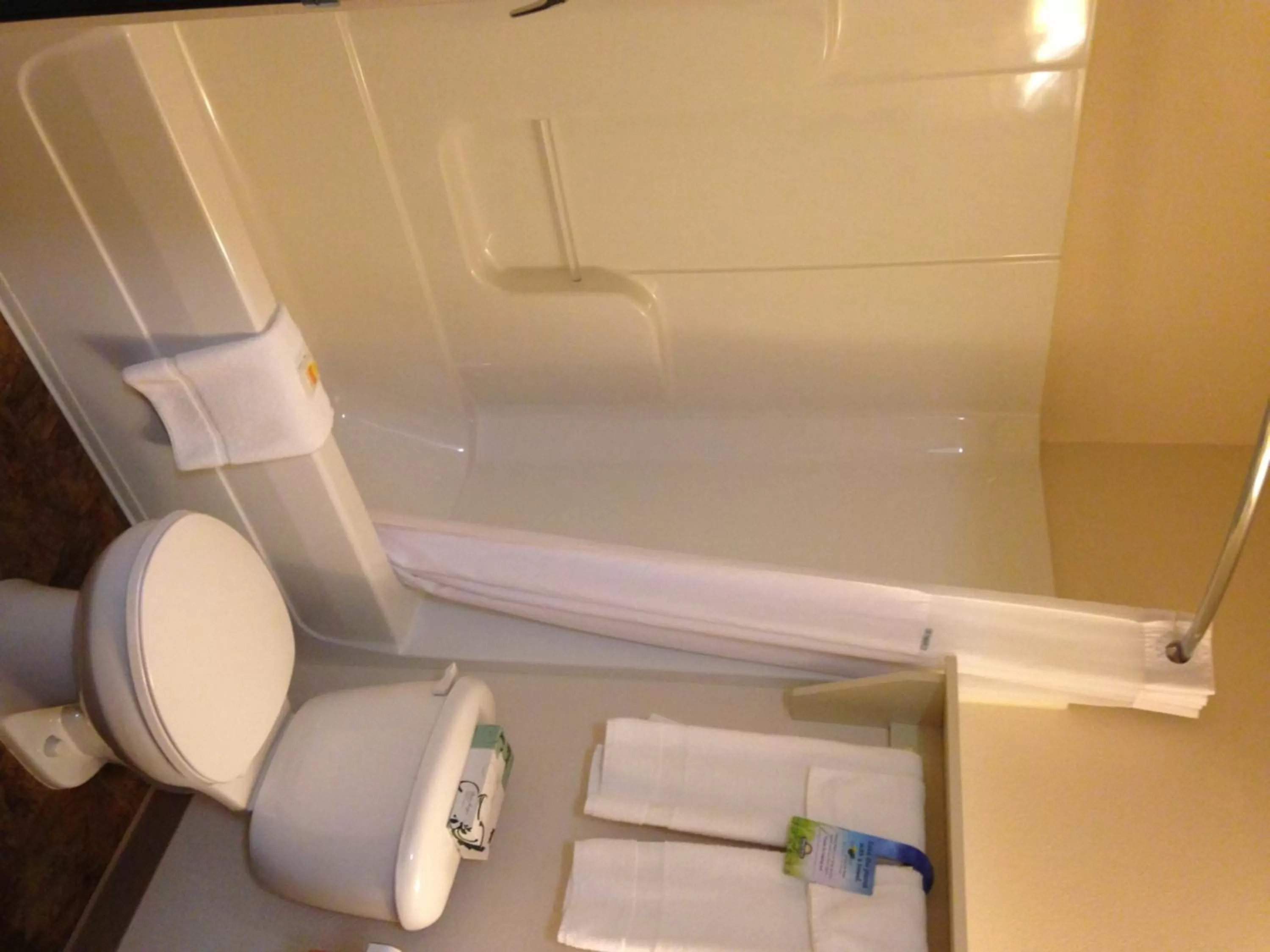 Shower in Days Inn & Suites by Wyndham Rochester South