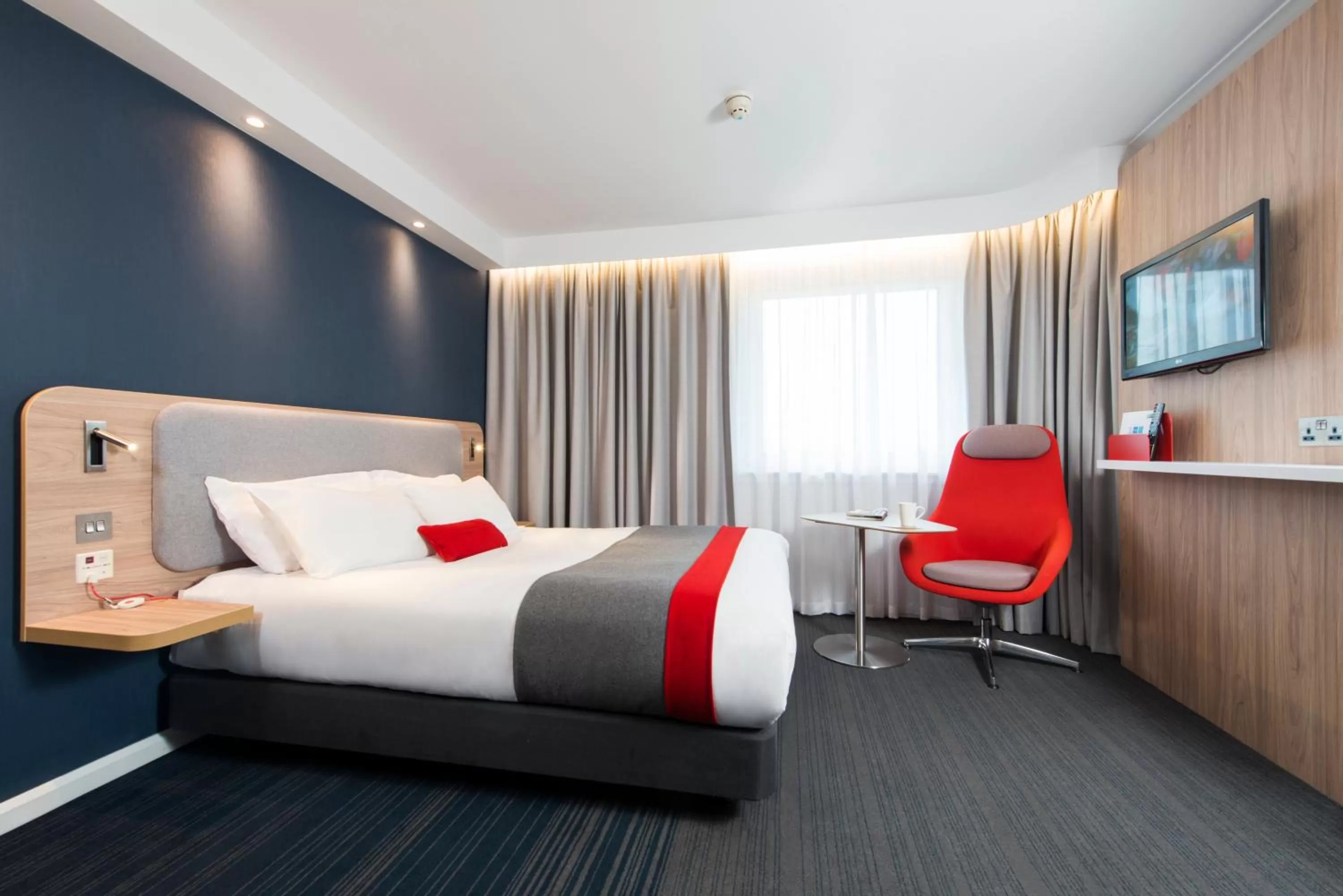 Photo of the whole room, Bed in Holiday Inn Express London Greenwich by IHG
