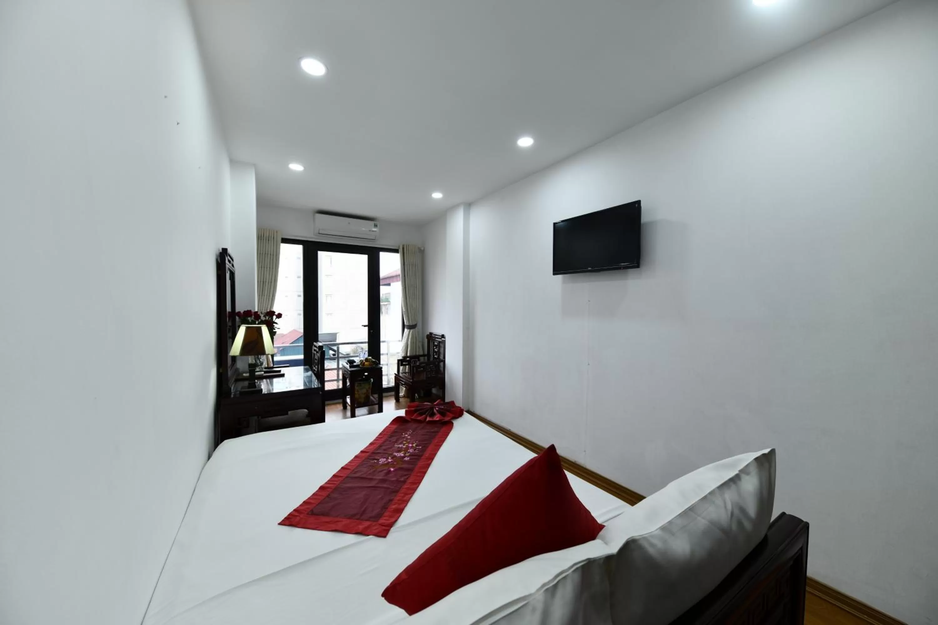 TV and multimedia, Bed in Phoenix Legend Hotel Hanoi