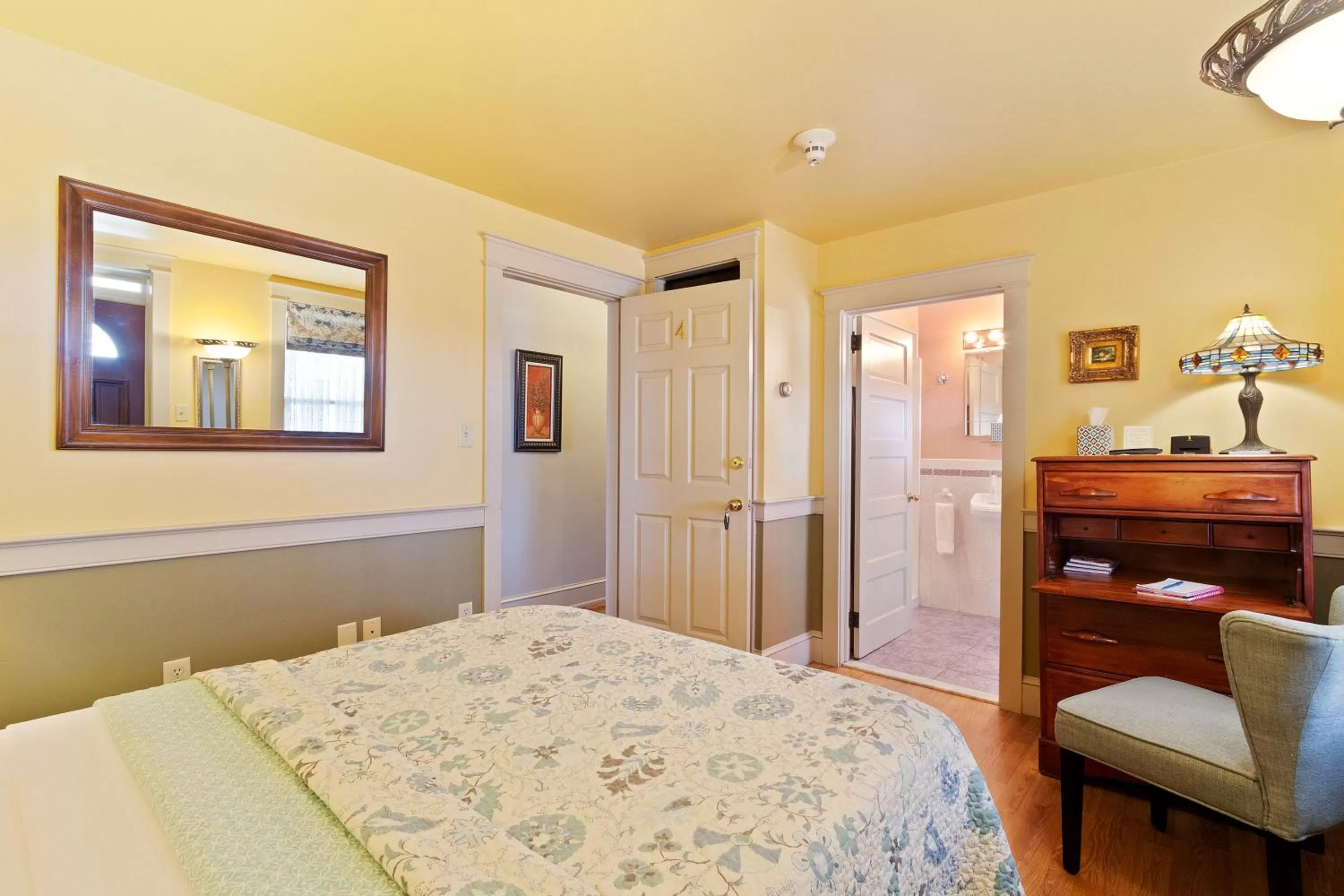 Bedroom, Bed in After Eight Bed and Breakfast