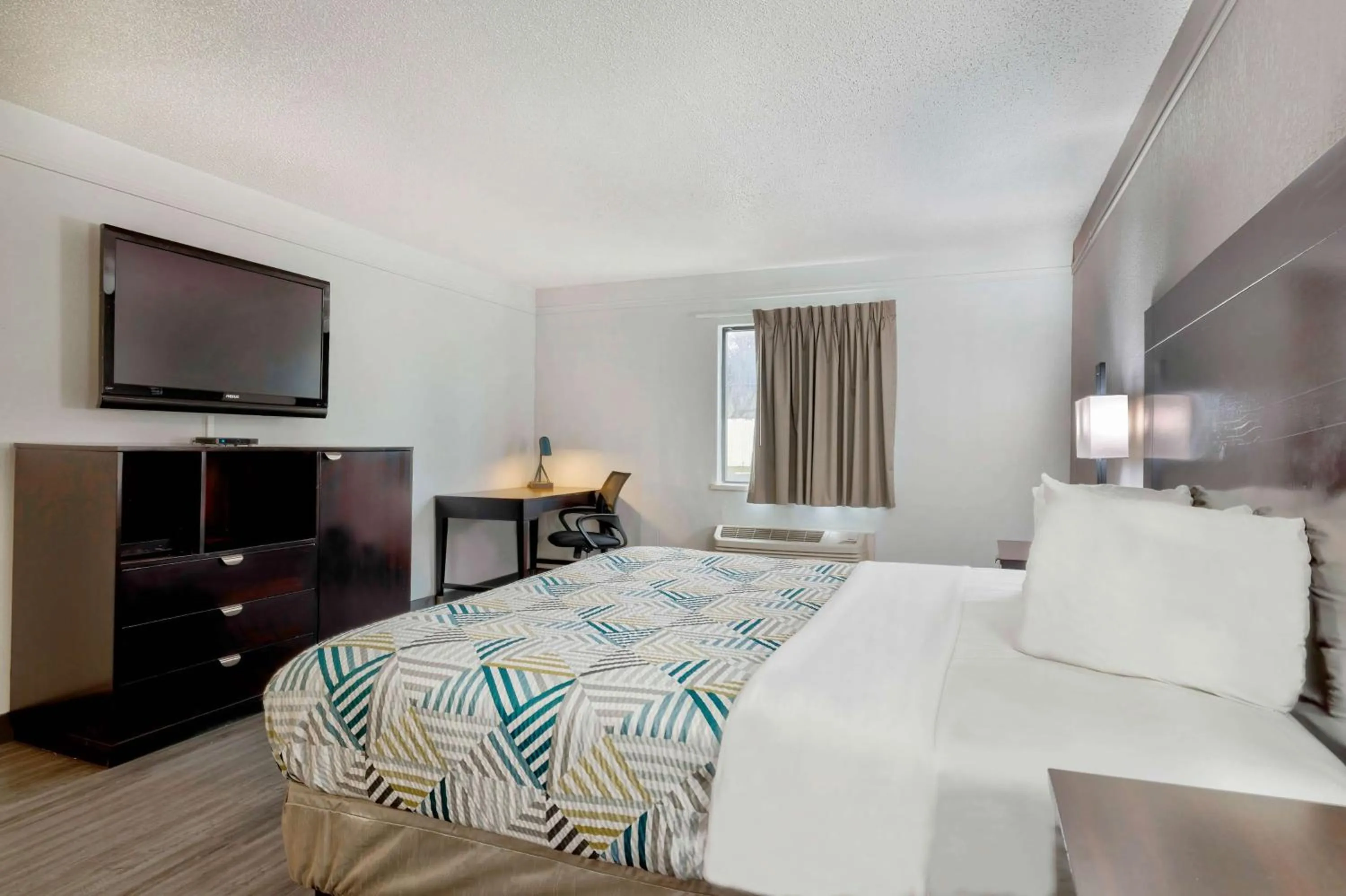 Bedroom in Motel 6 - Bartlesville, OK