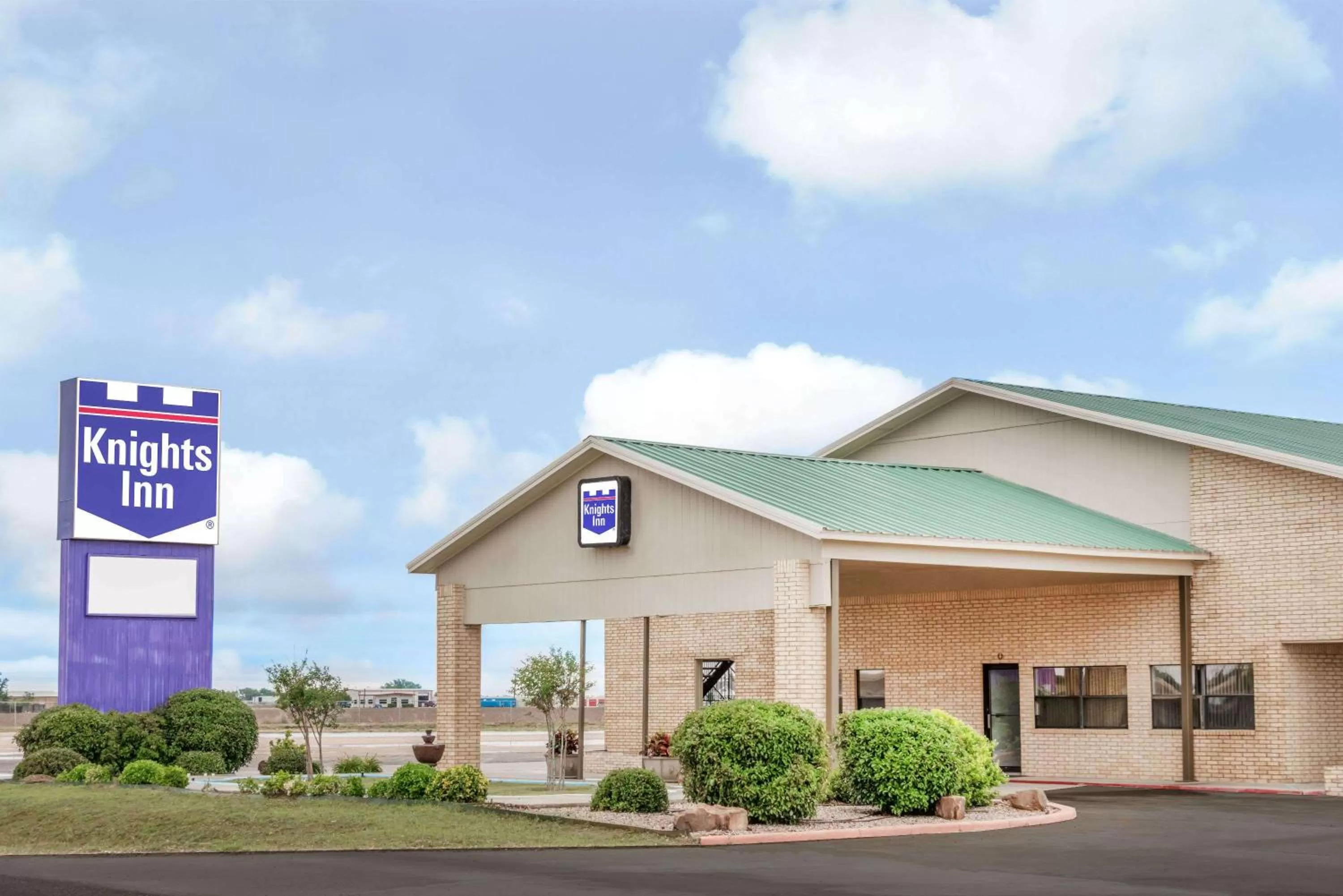 Property building in Knights Inn - Slaton