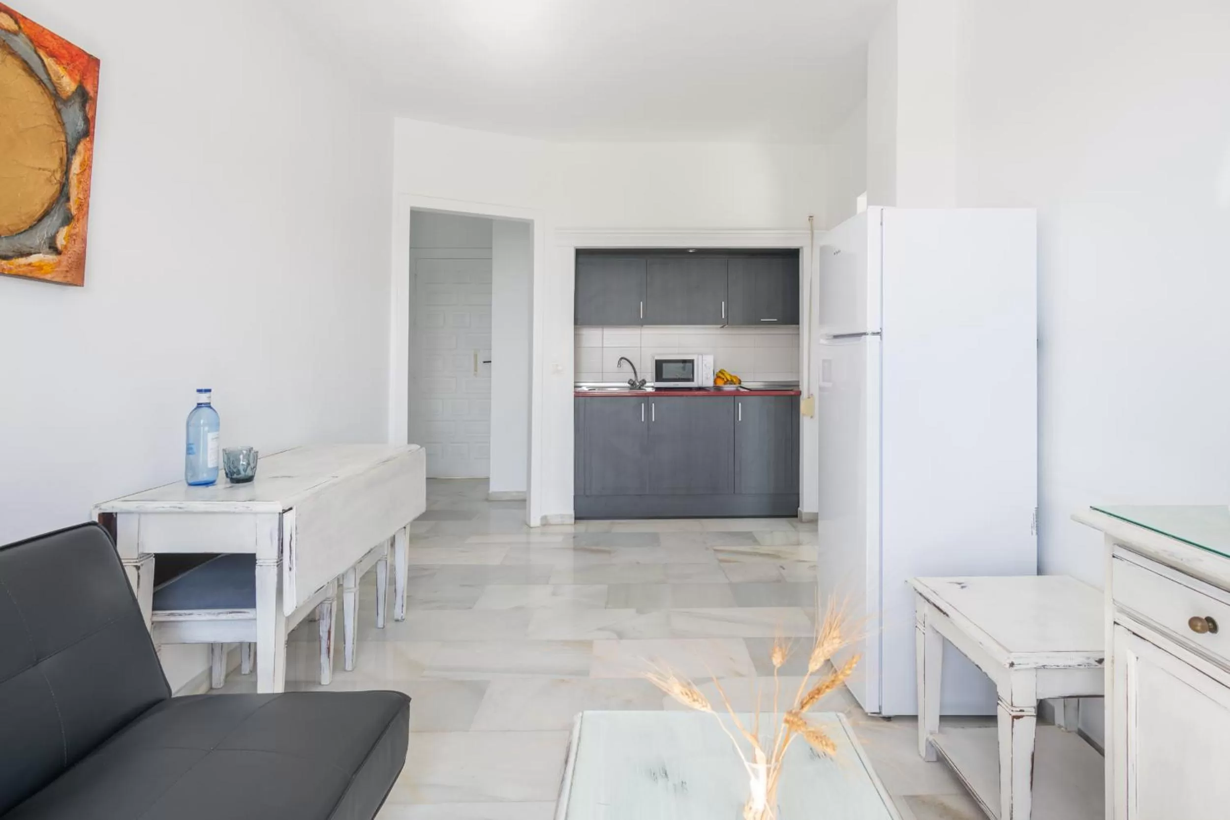 Kitchen or kitchenette in Apartahotel Playamaro by Dorobe