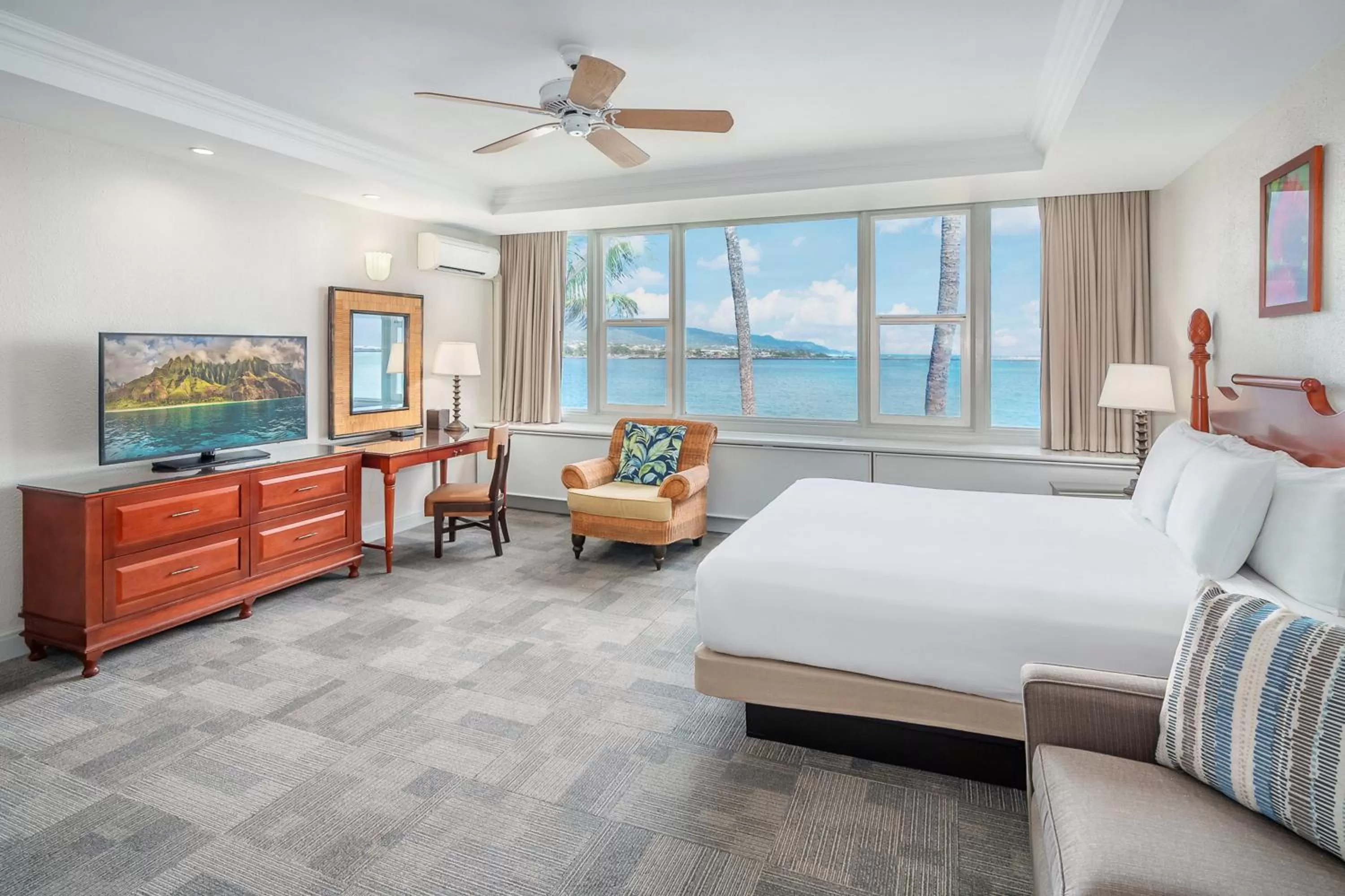 TV and multimedia, Bed in Maui Beach Hotel