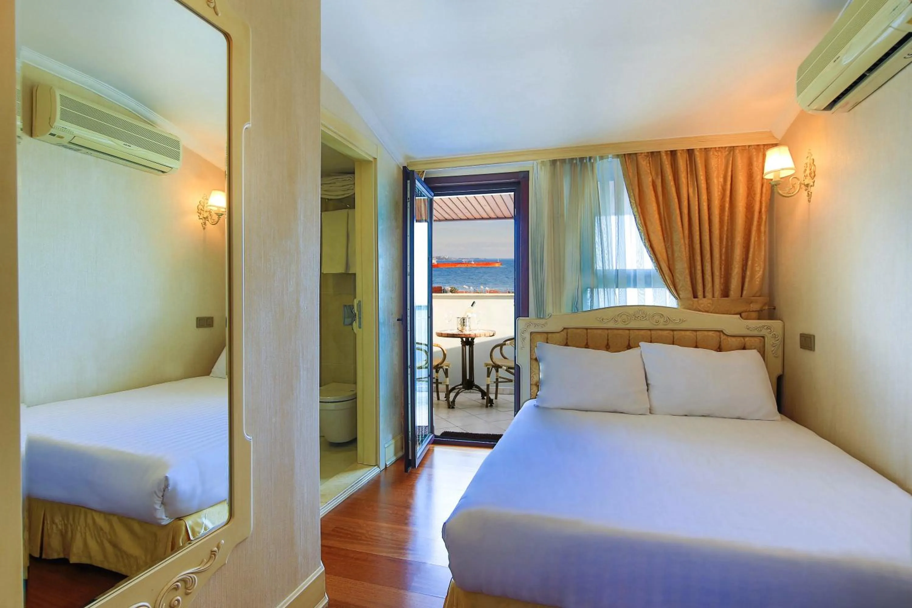 Photo of the whole room, Bed in Hotel Historia-Special Category