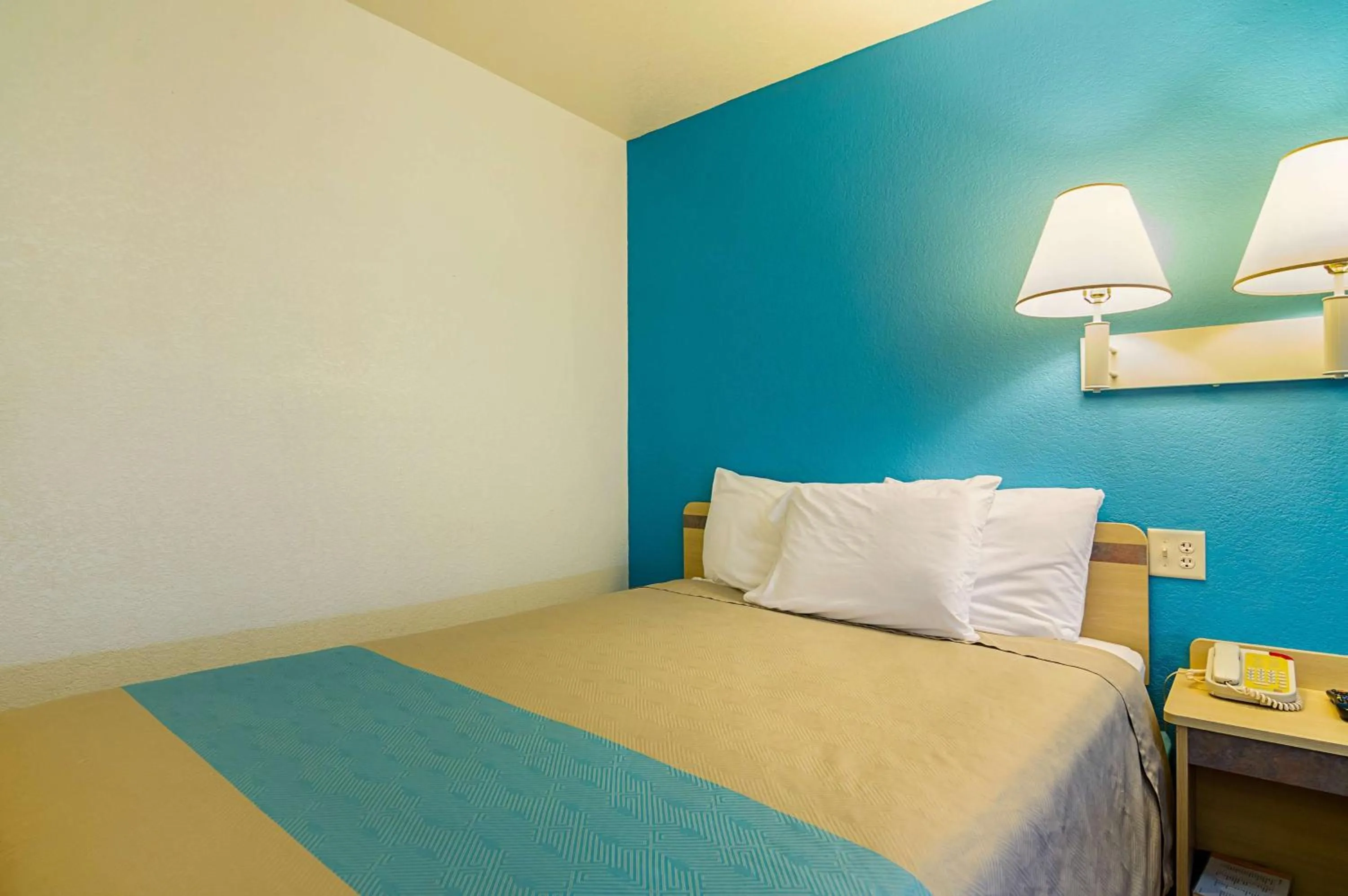 Photo of the whole room, Bed in Motel 6-Mitchell, SD