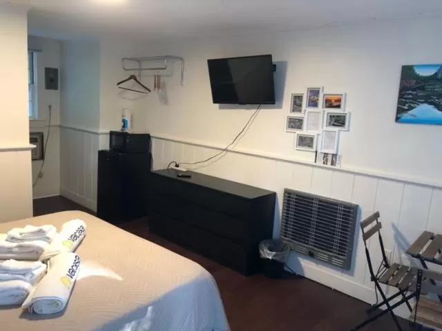 TV/Entertainment Center in Herring Run Motel and Tiny Cabins