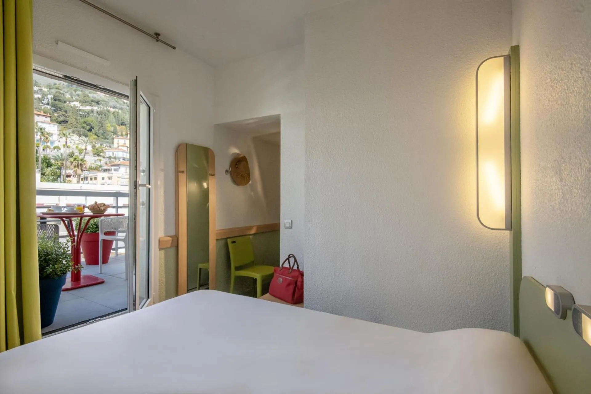 Bedroom, Bed in ibis budget Menton Bord de Mer