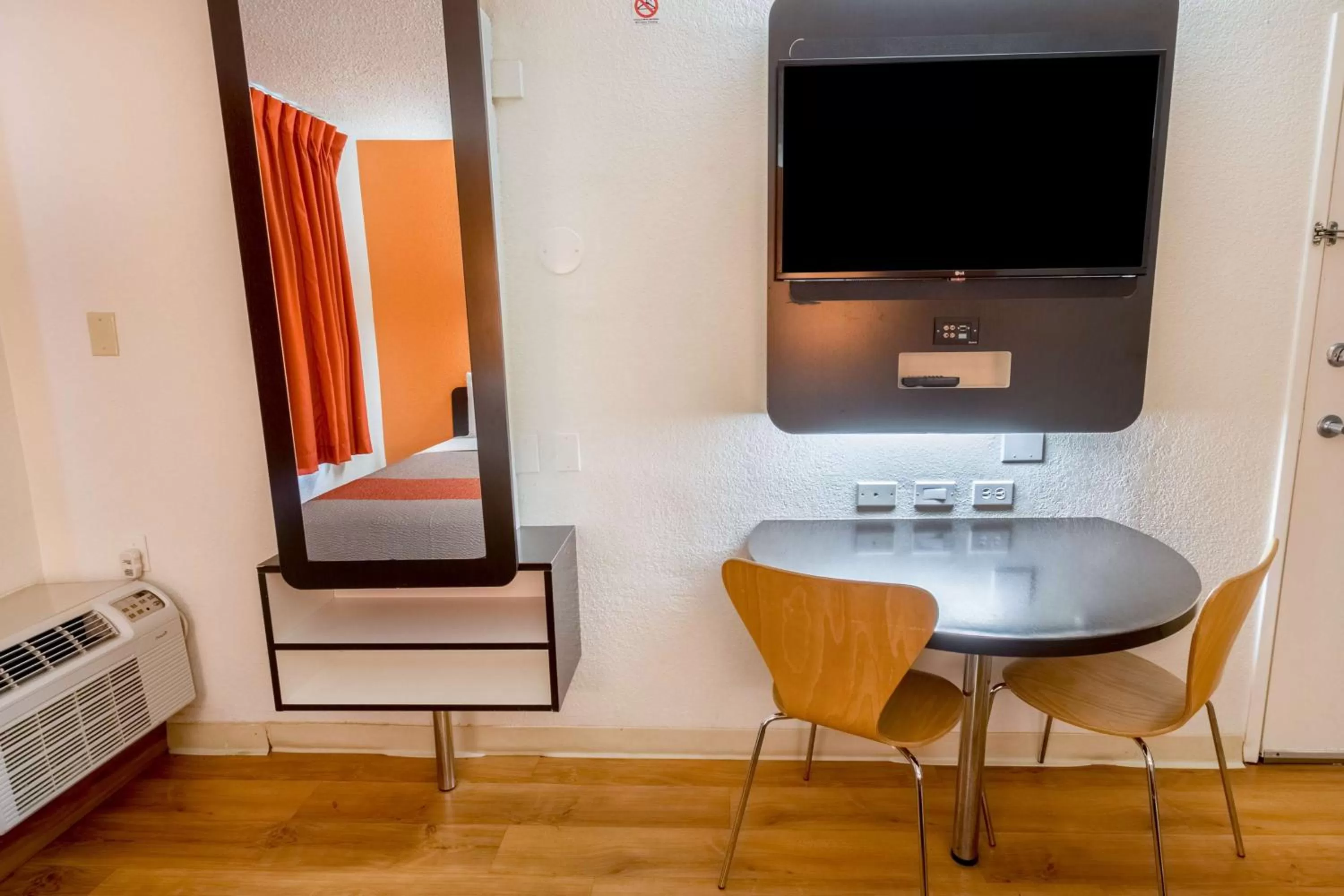 Photo of the whole room, Bed in Motel 6-Irving, TX - DFW Airport North