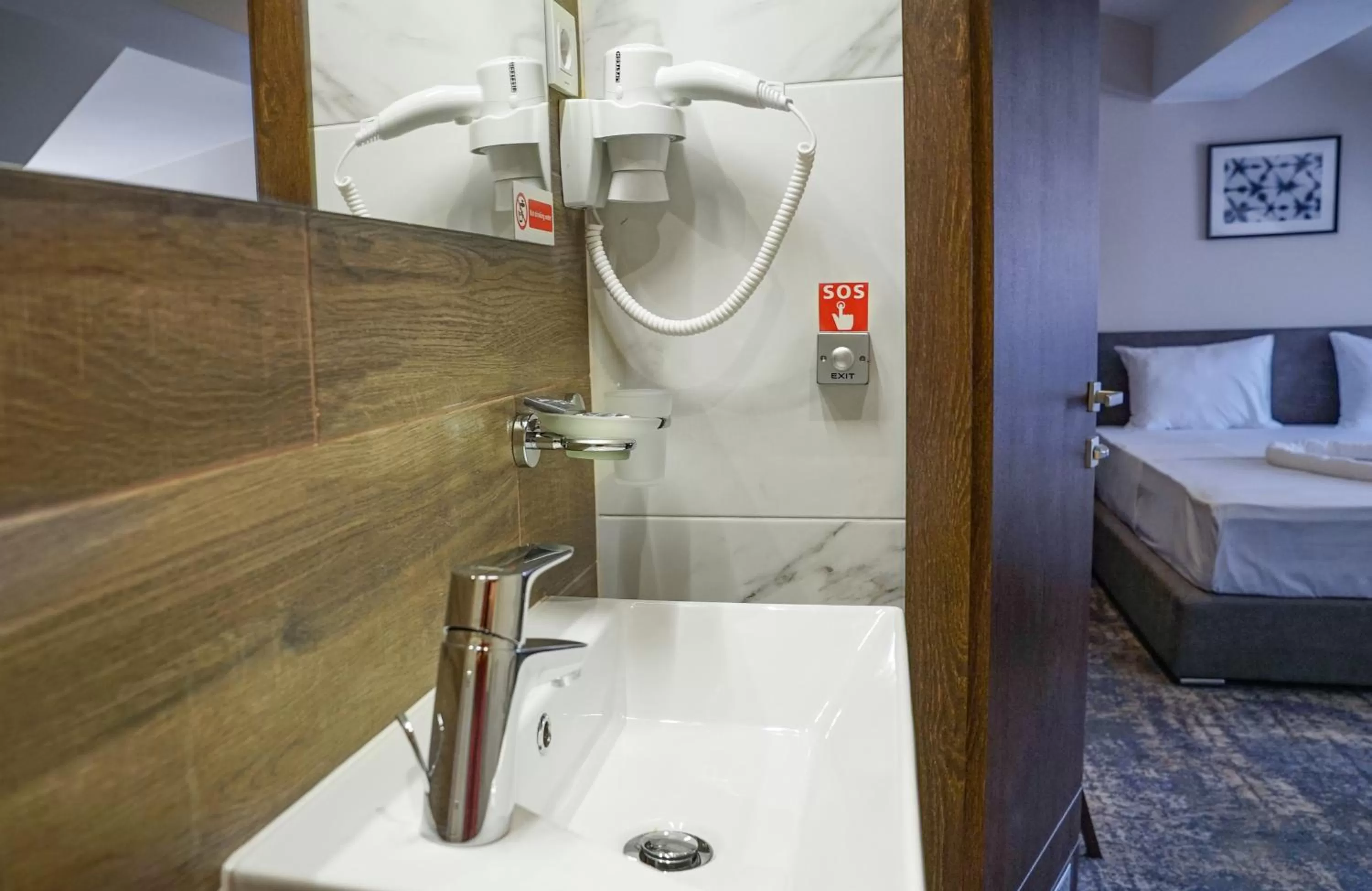 Shower, Bed in Hotel Premium