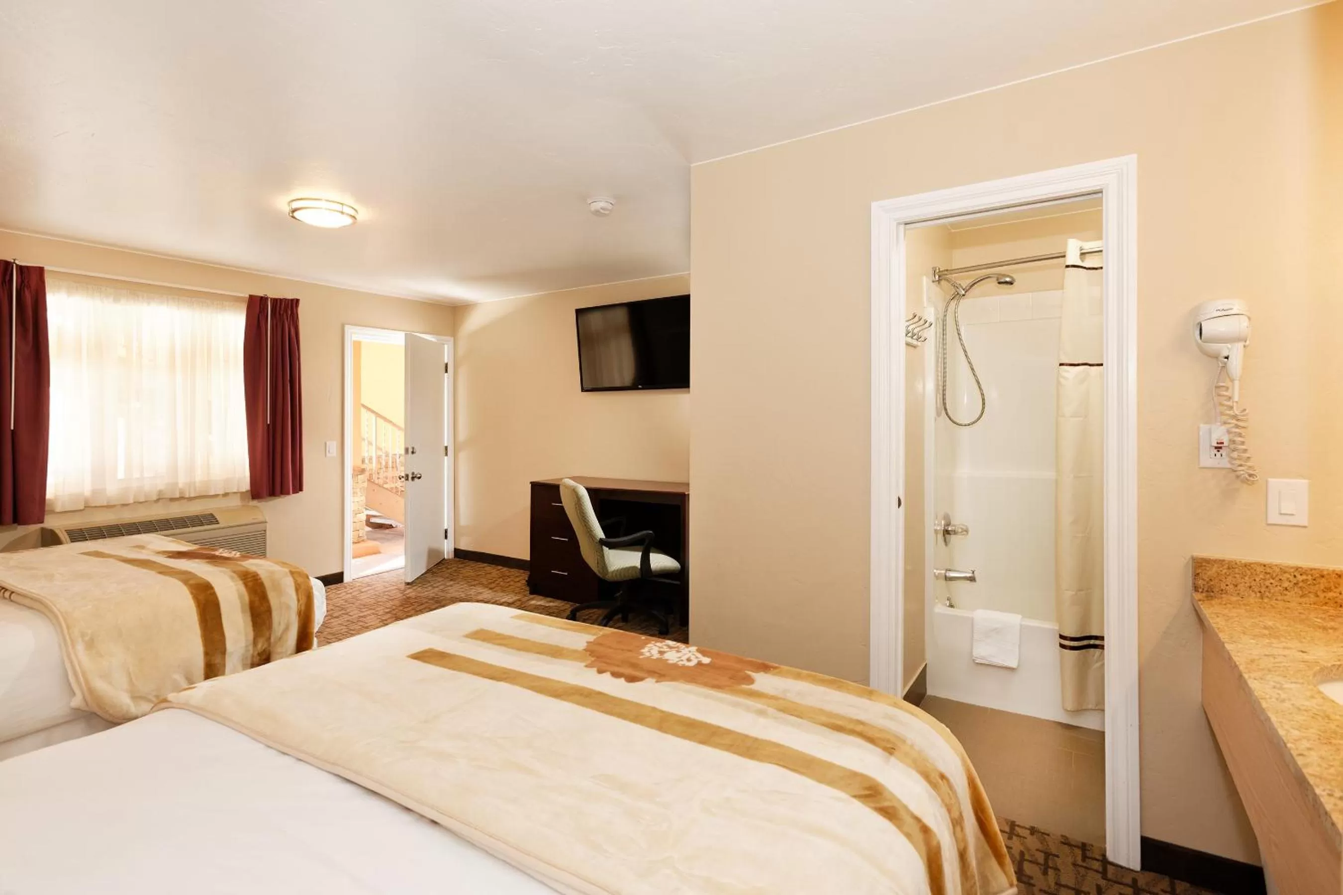 Photo of the whole room, Bed in Glenwood Springs Inn