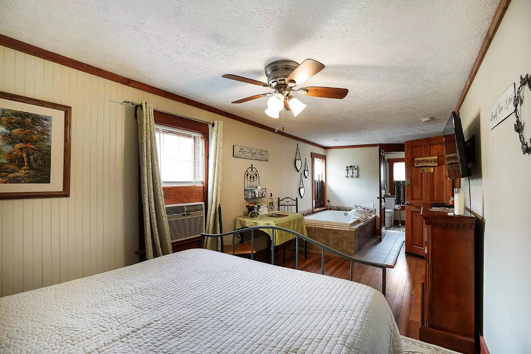 Photo of the whole room, Bed in Hocking Hills Inn
