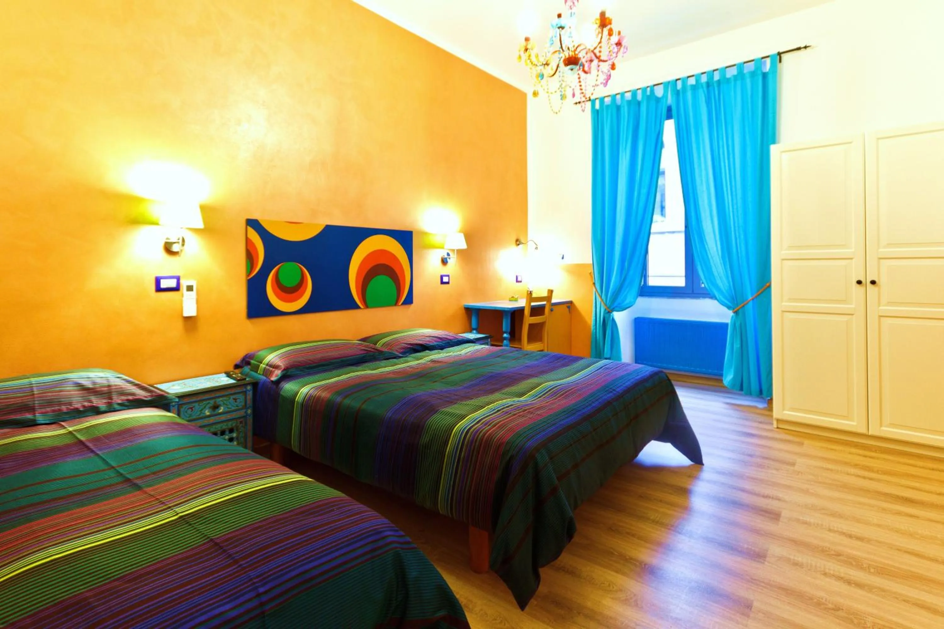 Photo of the whole room, Bed in Dream Station