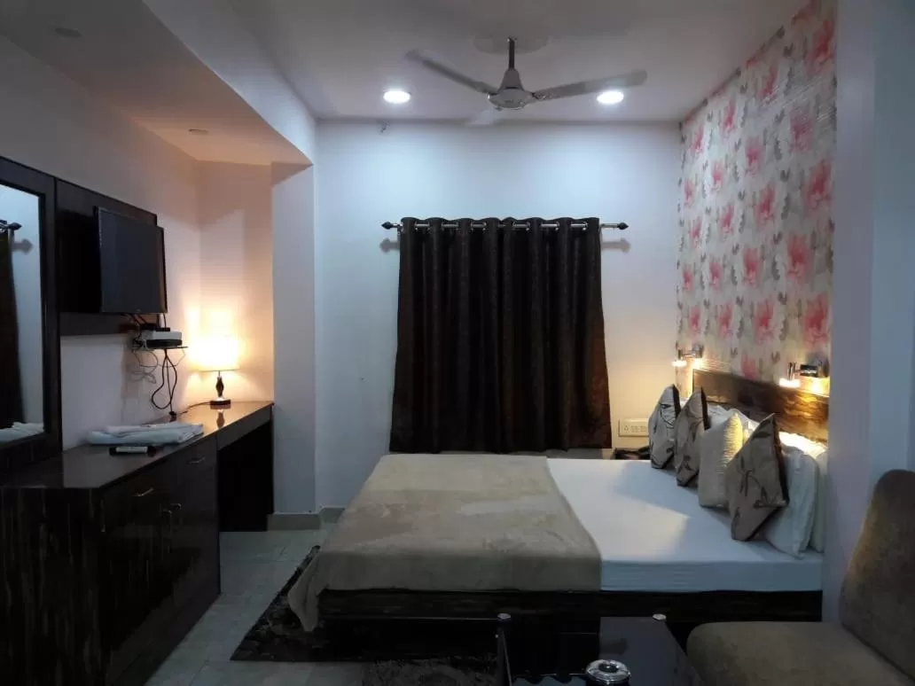 Hotel Kanha Inn Charbagh