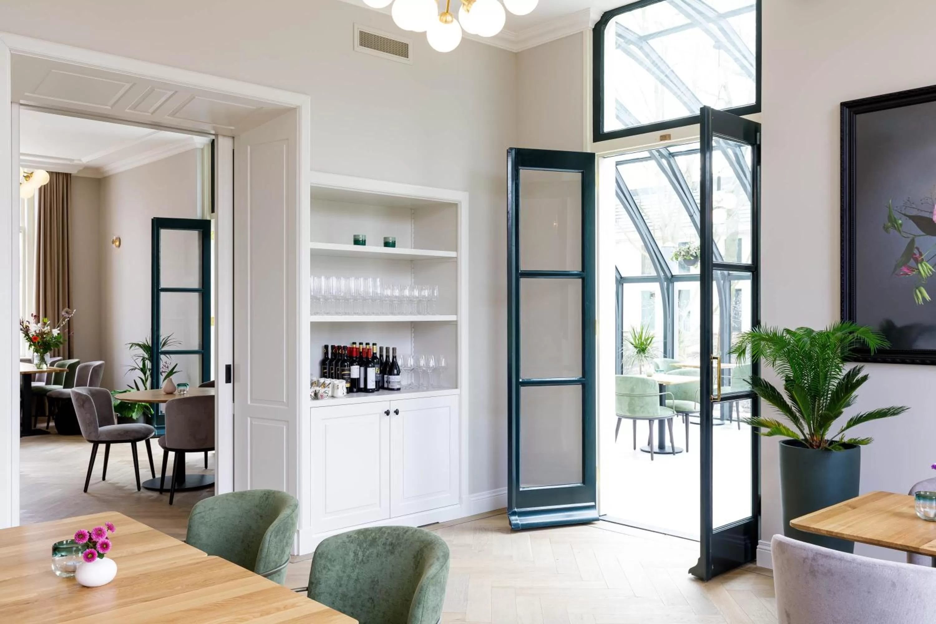 Restaurant/places to eat in Hotel Flora Batava