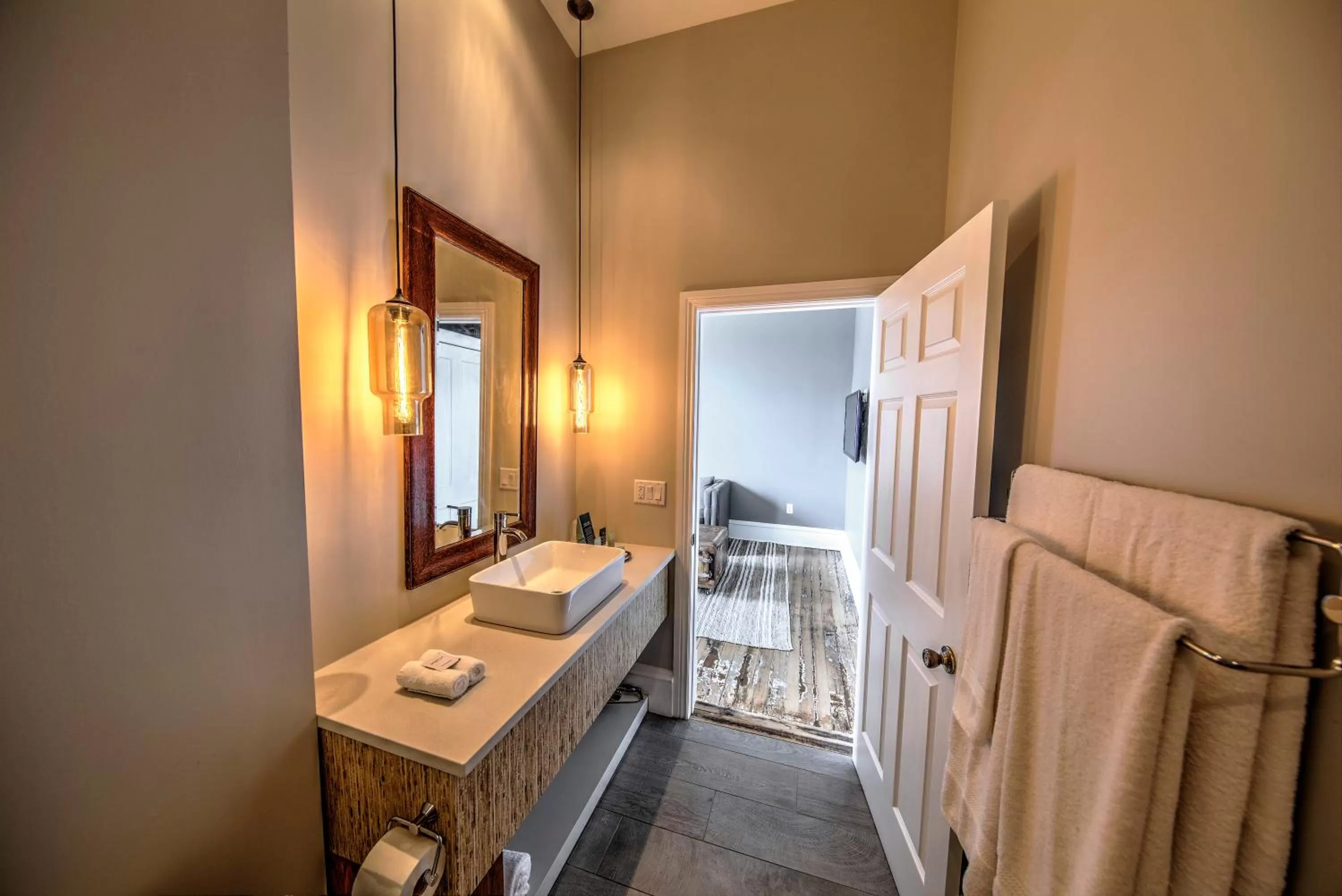 Bathroom, Bed in The Harkness Hotel