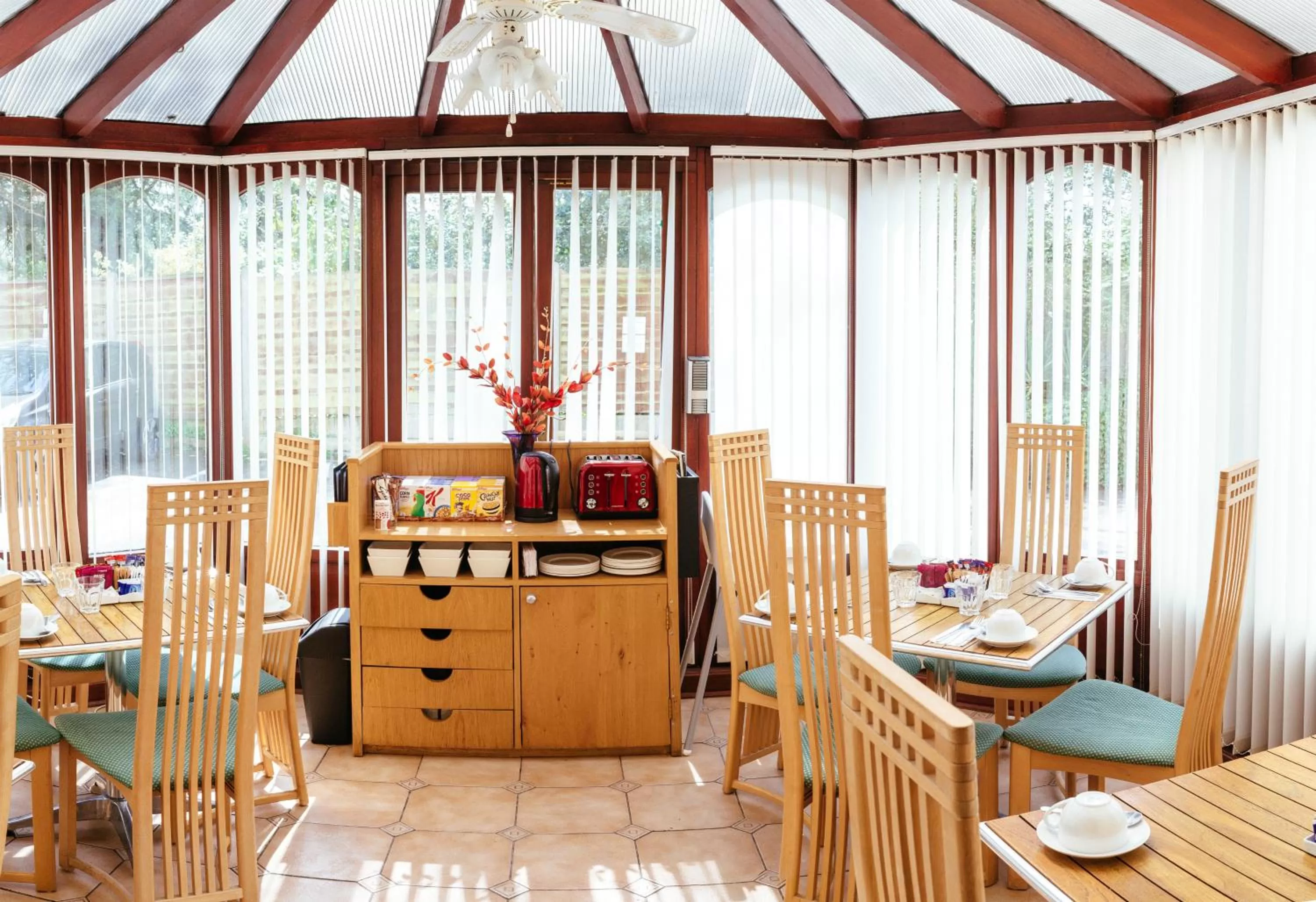 Restaurant/places to eat in Pymgate Lodge Hotel Manchester Airport