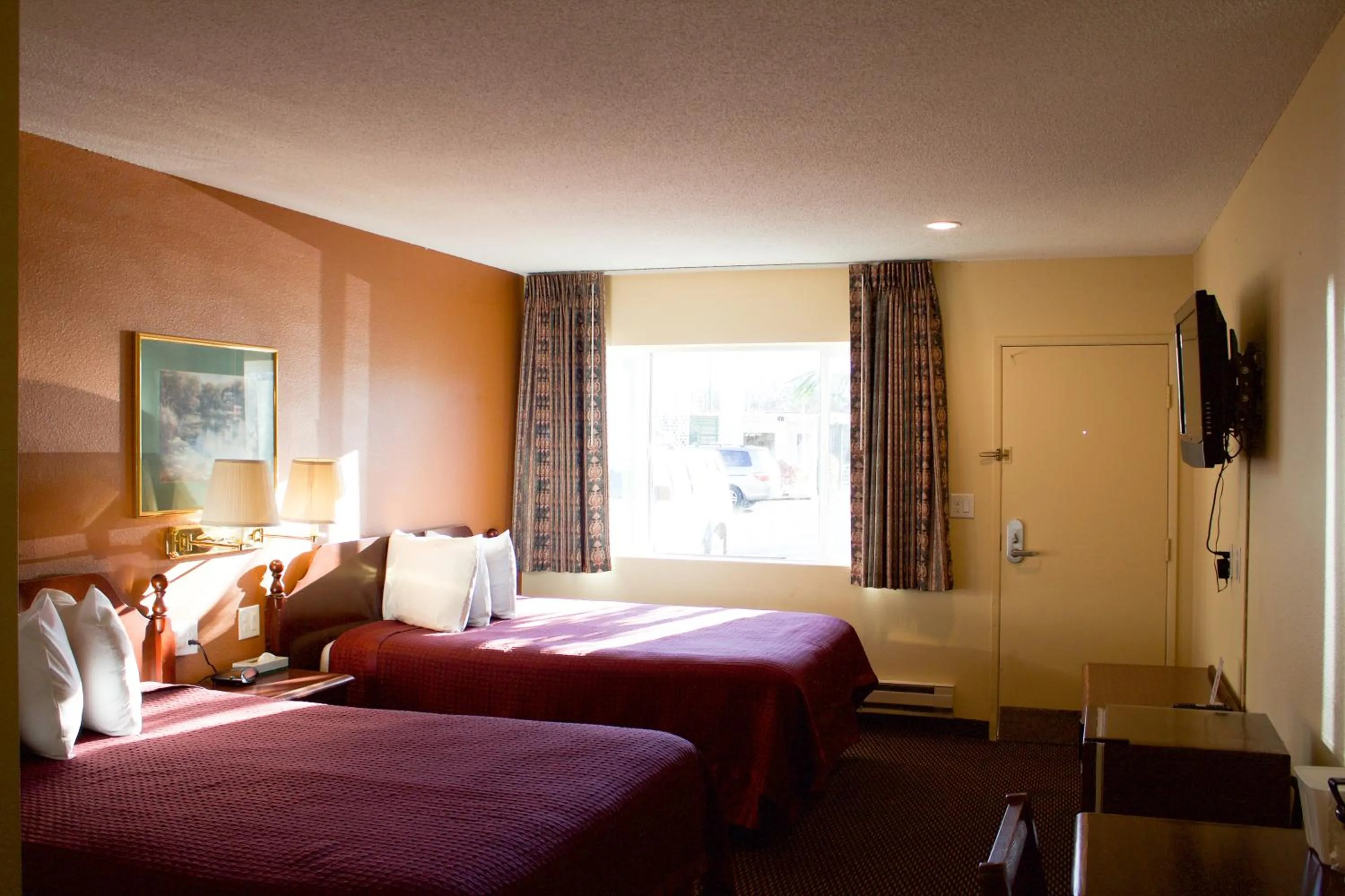 Bedroom, Bed in Knights Inn Salem