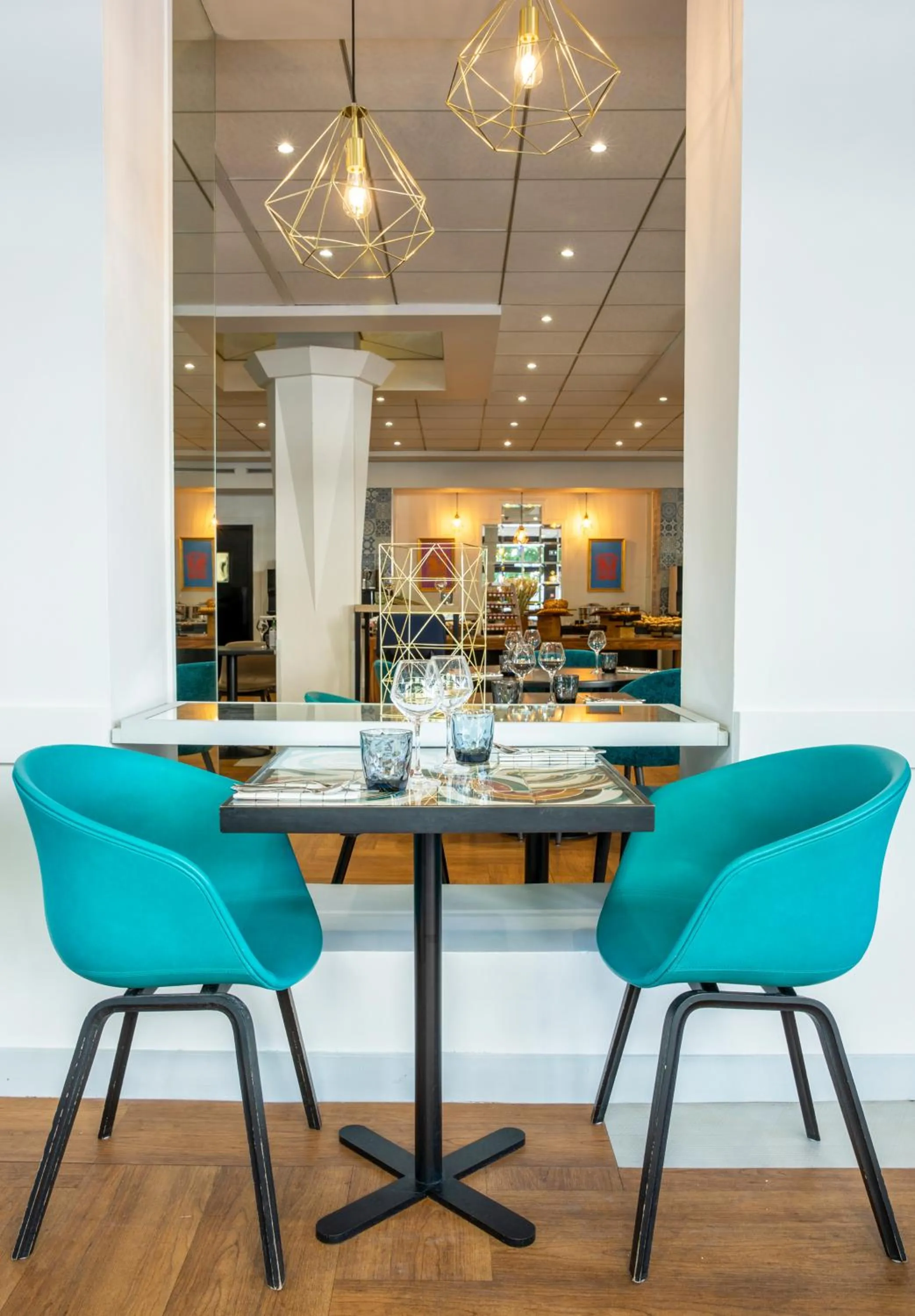 Restaurant/places to eat in Mercure Paris Porte d'Orleans