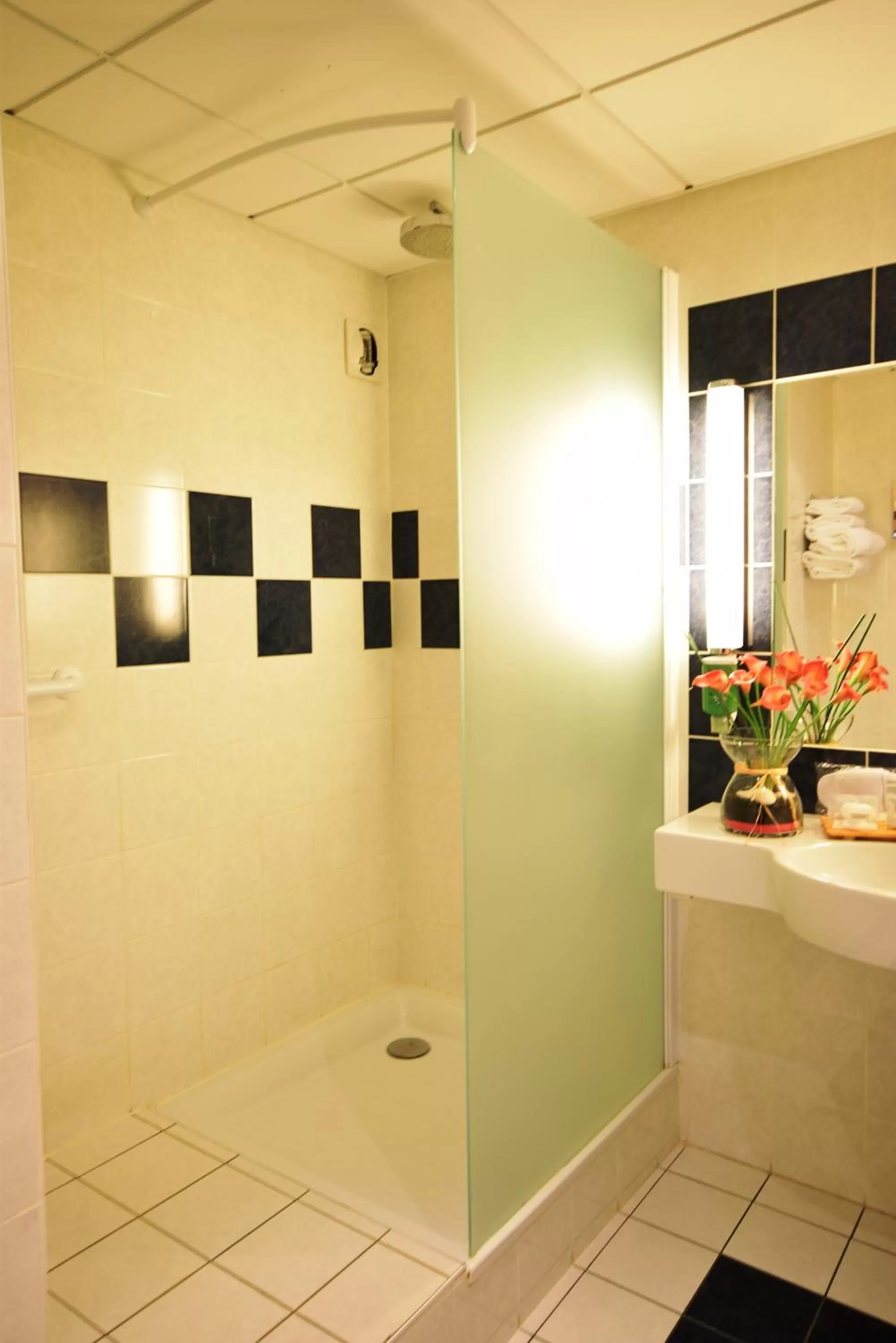 Shower in Kyriad Prestige - Bordeaux Aeroport