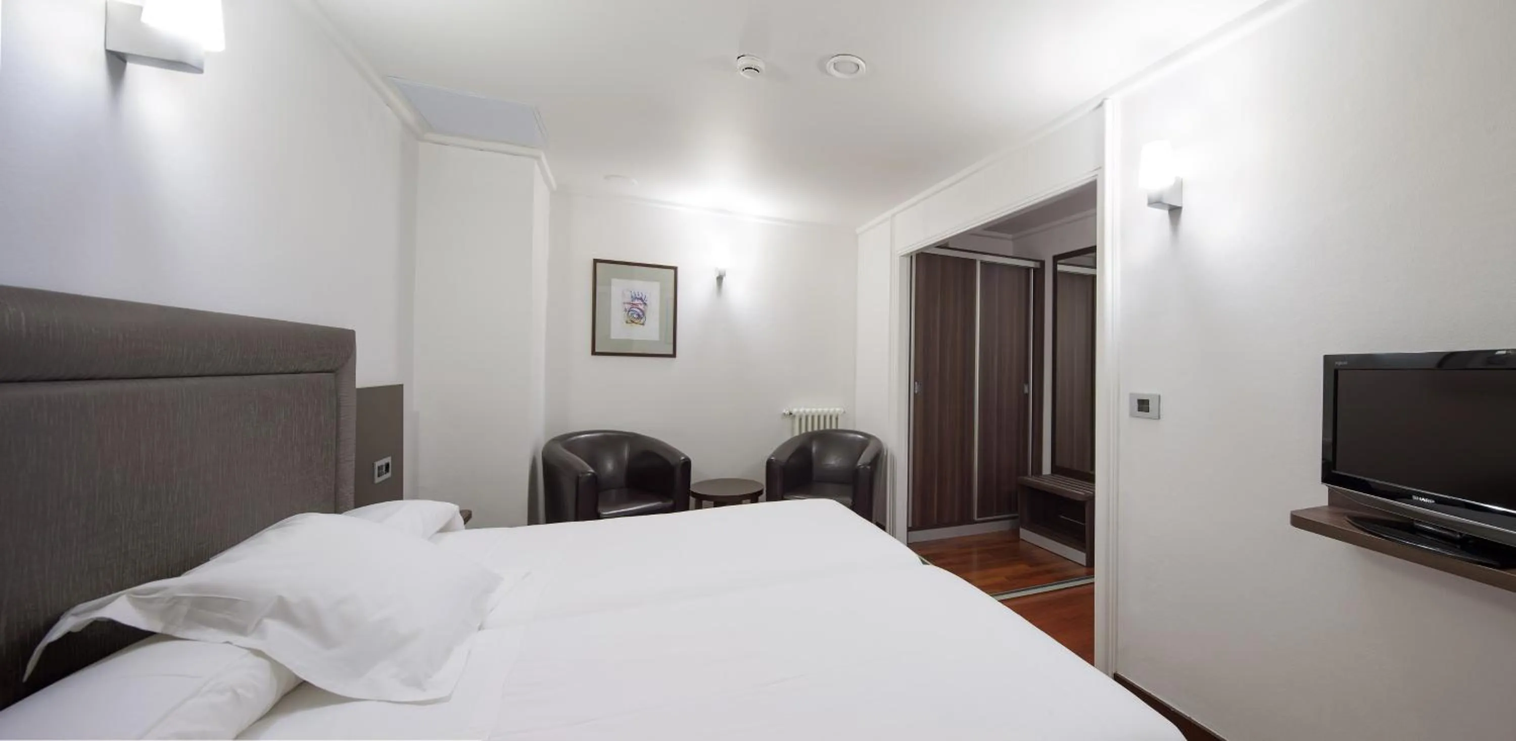 Photo of the whole room, Bed in Hotel Yoldi