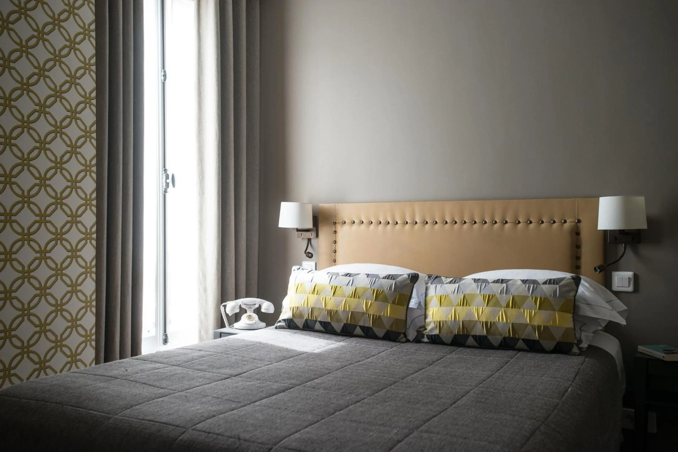 Photo of the whole room, Bed in Apollon Montparnasse