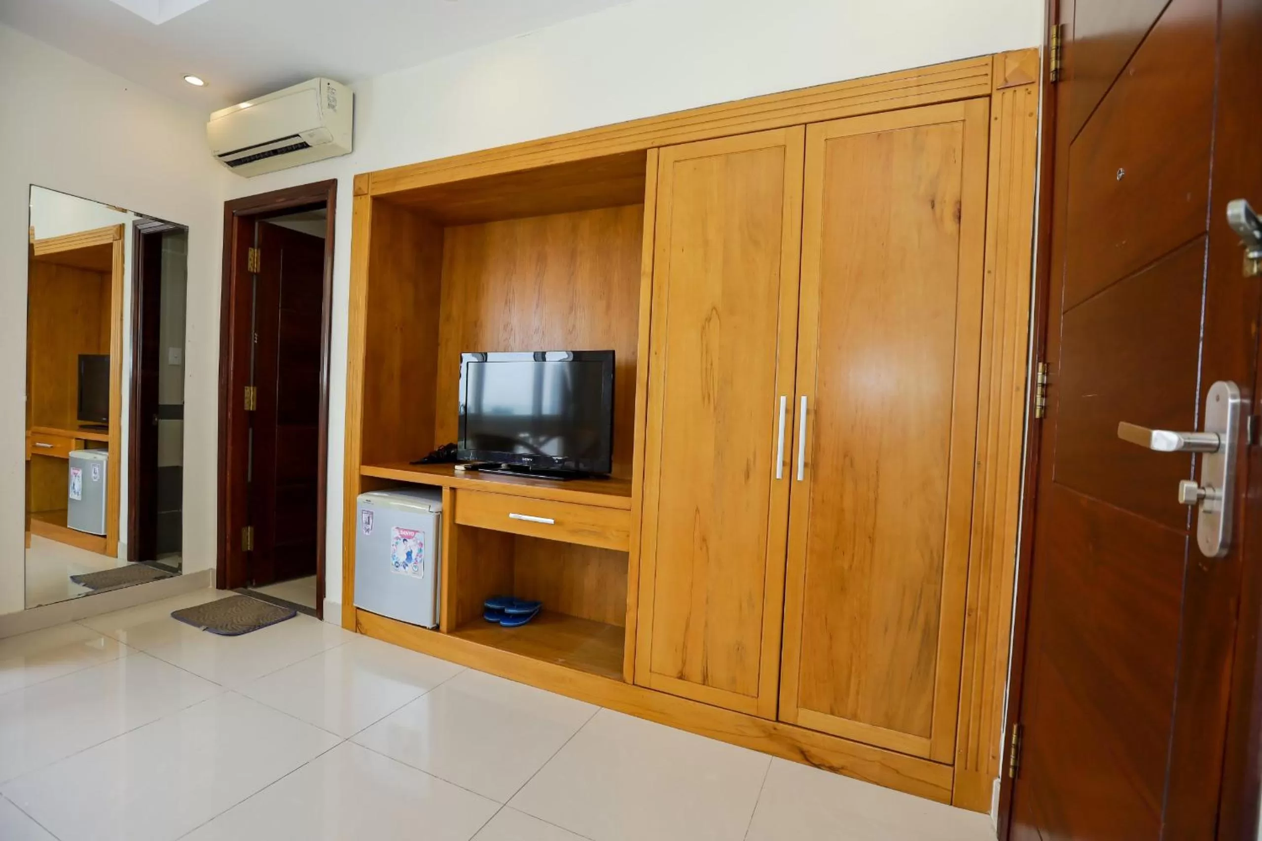 TV and multimedia, TV/Entertainment Center in CAROLINE SEA HOTEL