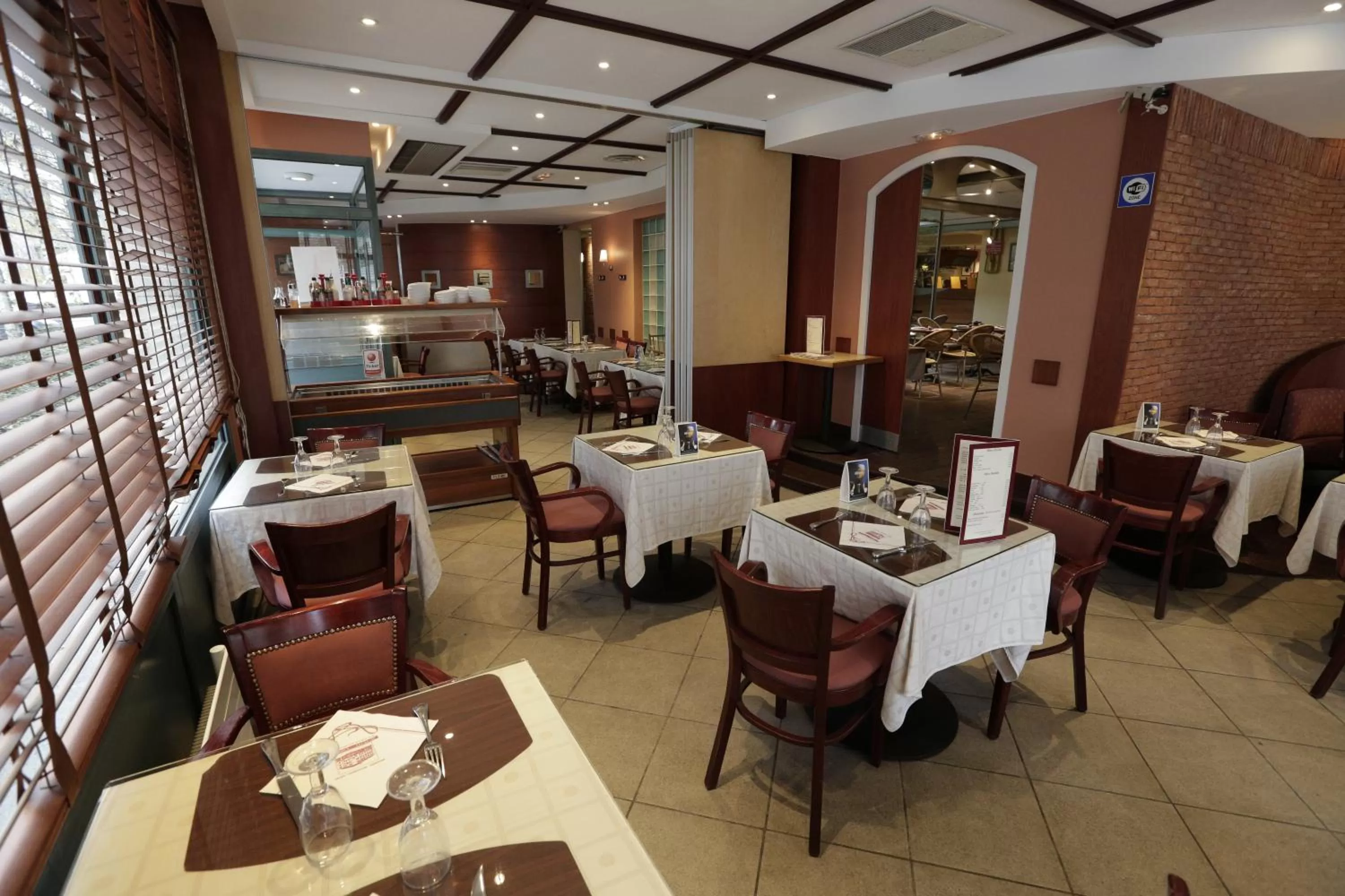 Restaurant/places to eat in Hôtel Au Petit Caporal