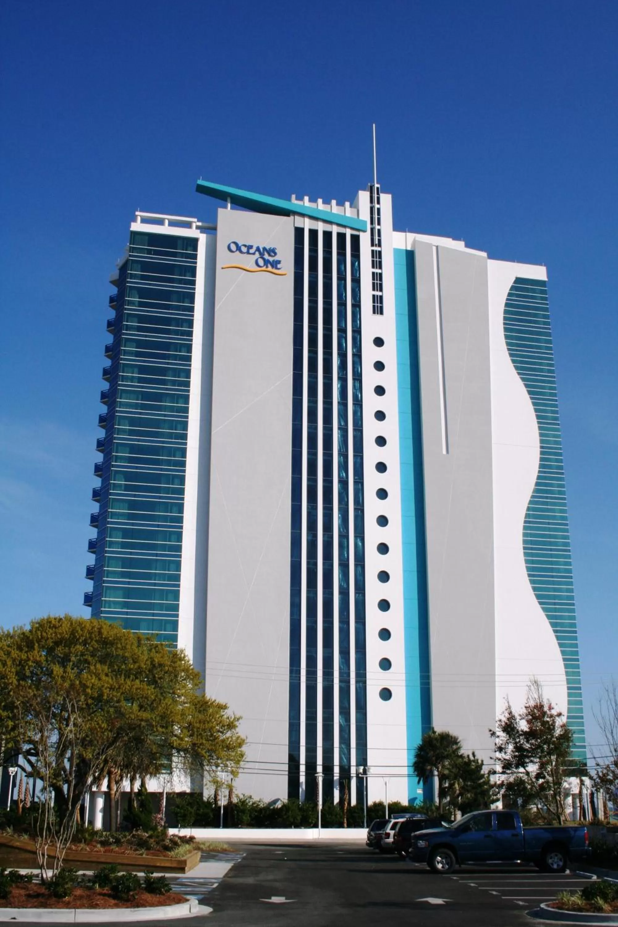 Facade/entrance, Property Building in Oceans One Resort