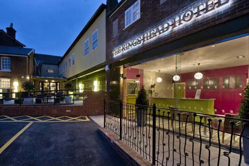 Facade/entrance in The King's Head Hotel Wetherspoon