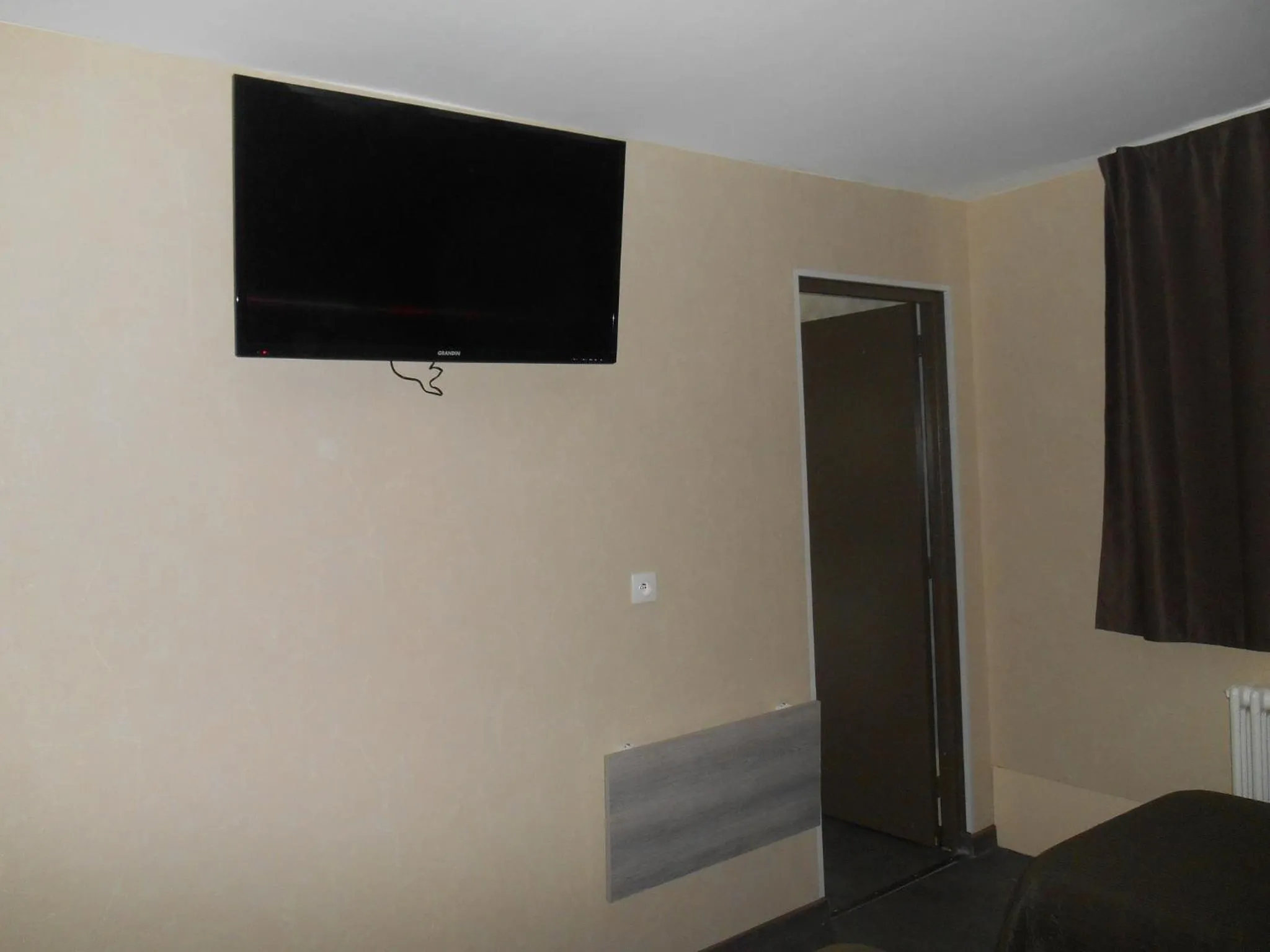 TV and multimedia in Hôtel La Tente Verte