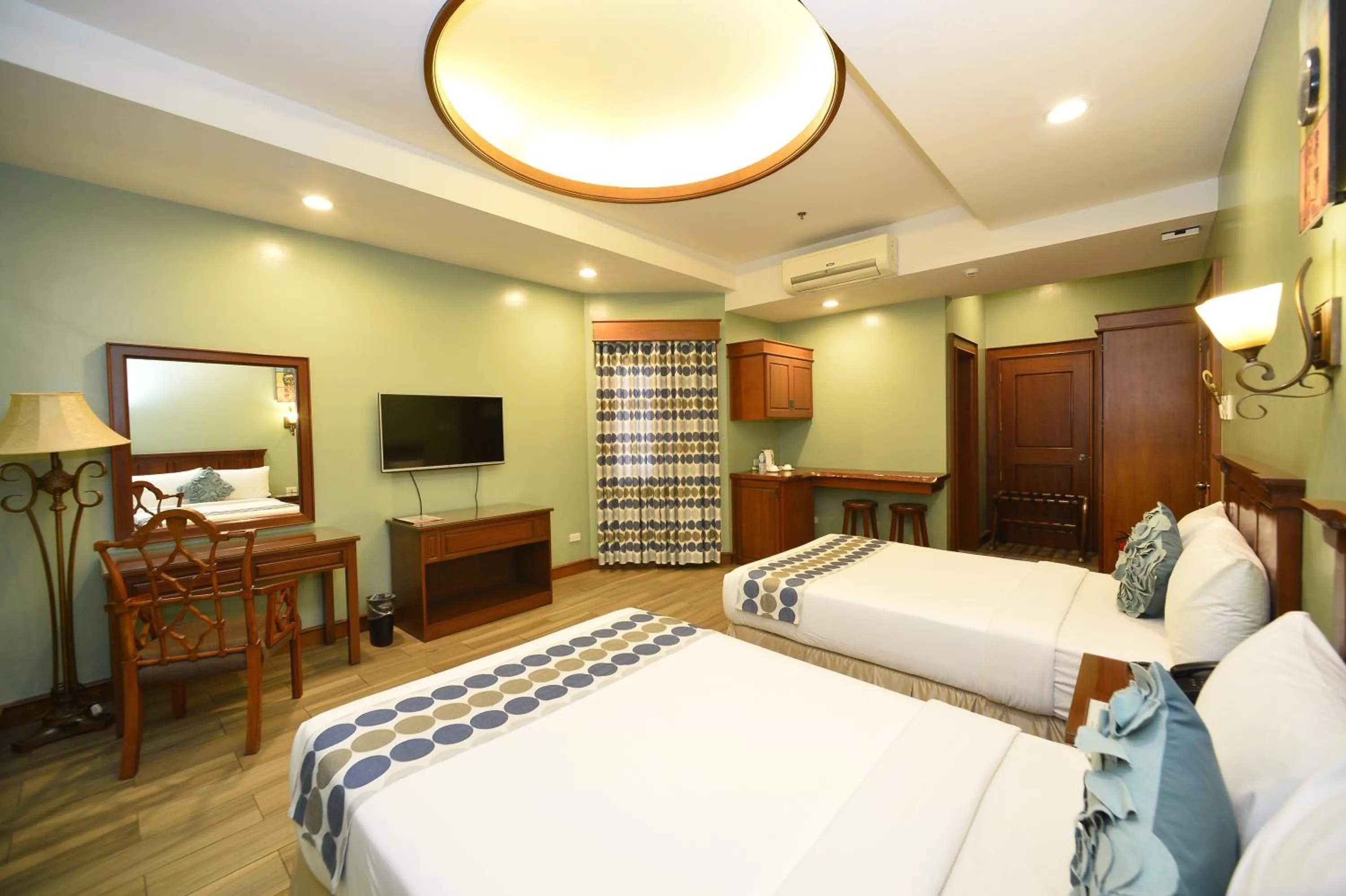 Photo of the whole room, Bed in Paragon Hotel and Suites