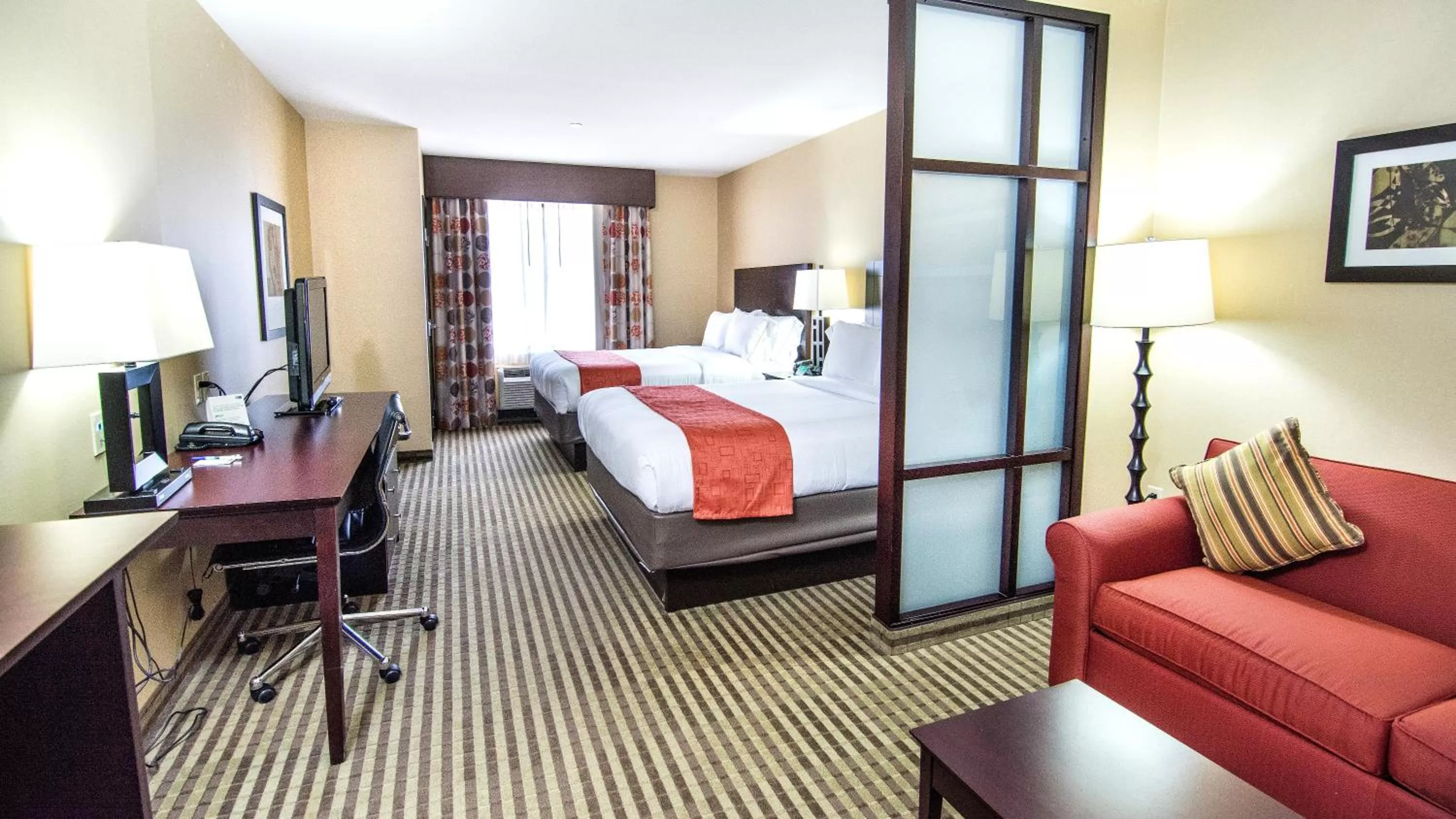 Photo of the whole room, Bed in Holiday Inn Express & Suites Elkton - University Area by IHG